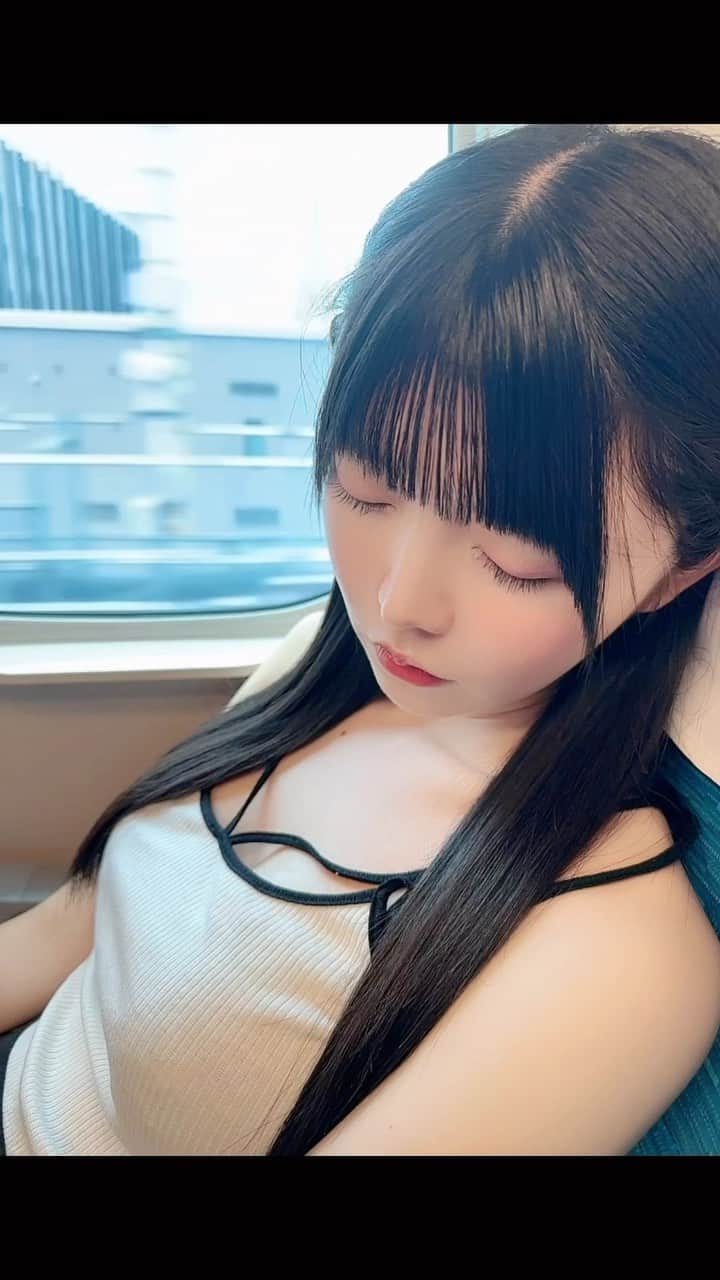 のインスタグラム：「寝起き動画撮りたかったけど笑っちゃって無理だった  #黒髪  #黒髪ロング #攝影 #旅遊攝影 #拍攝 #寫真 #攝影日記 #人像攝影 #攝影師 #互惠 #拍照 #人像摄影 #攝影日常  #lilLilly  #新幹線」