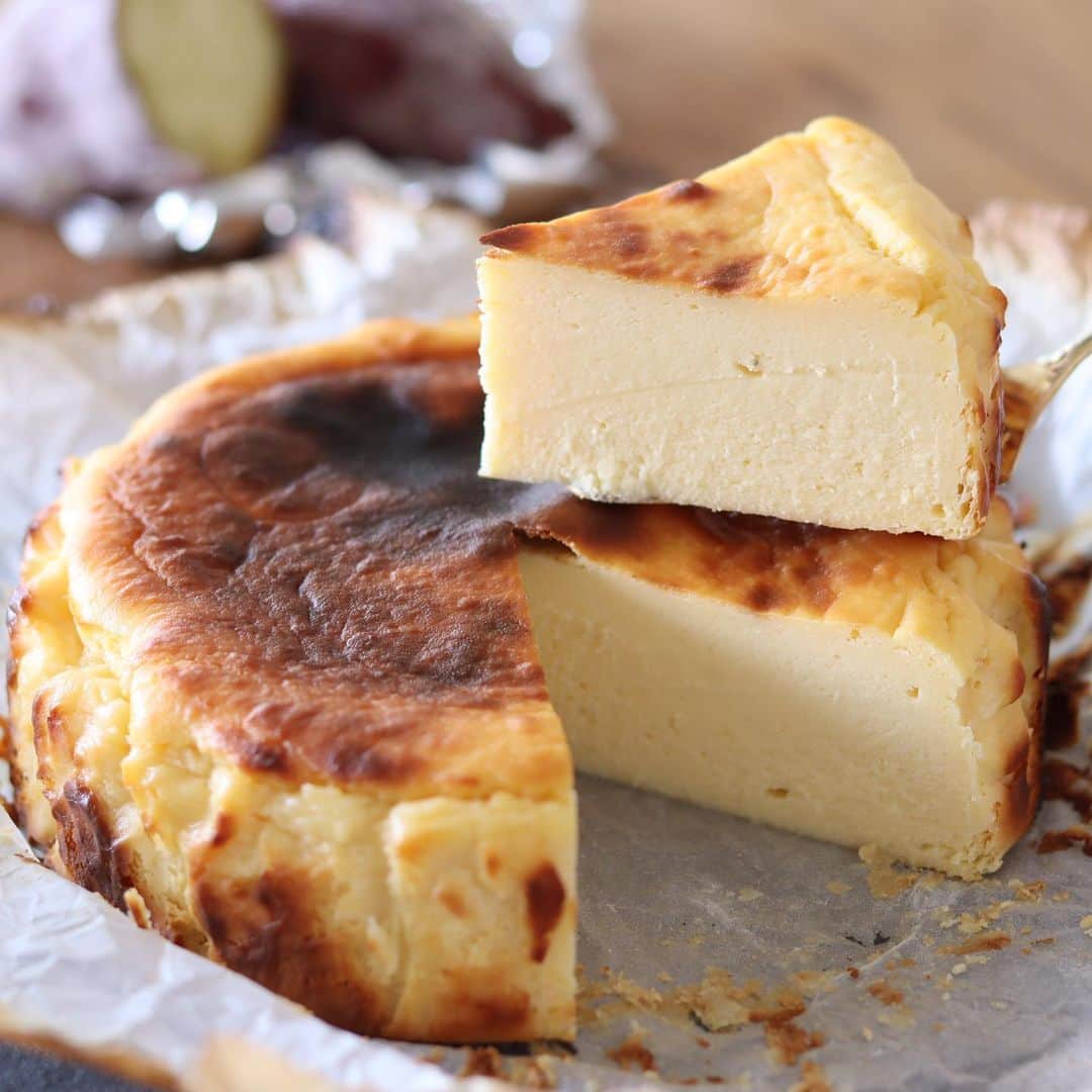 HidaMari Cookingのインスタグラム：「flourless sweet potato busque cheesecake🍠  さつまいものバスクチーズケーキ🧀 ほっこり秋の味☺️ 焼き芋にハマり始めて2年ほど🍠 去年は何度焼いたことやら…🔥 さつまいもラテも美味しかった❤️  ▷材料（φ15cm）： 焼き芋　２００ｇ 砂糖　４０ｇ クリームチーズ　２００ｇ 卵黄　1個 全卵　1個 生クリーム　１００ｍｌ  #homemade #easy #recipe #bakedcheesecake #baking #foodstyling #foodporn #food #foodphotography #foodpics #foodgasm #tasty #dessert #inspiration  #バスクチーズケーキ #お菓子作り #手作りケーキ #ケーキ作り好きな人と繋がりたい #手作りお菓子 #cheesecake #sweets #homecafe #homemakecake #instacake #instafood #cakestagram #cakelover #foodie #hidamaricooking」