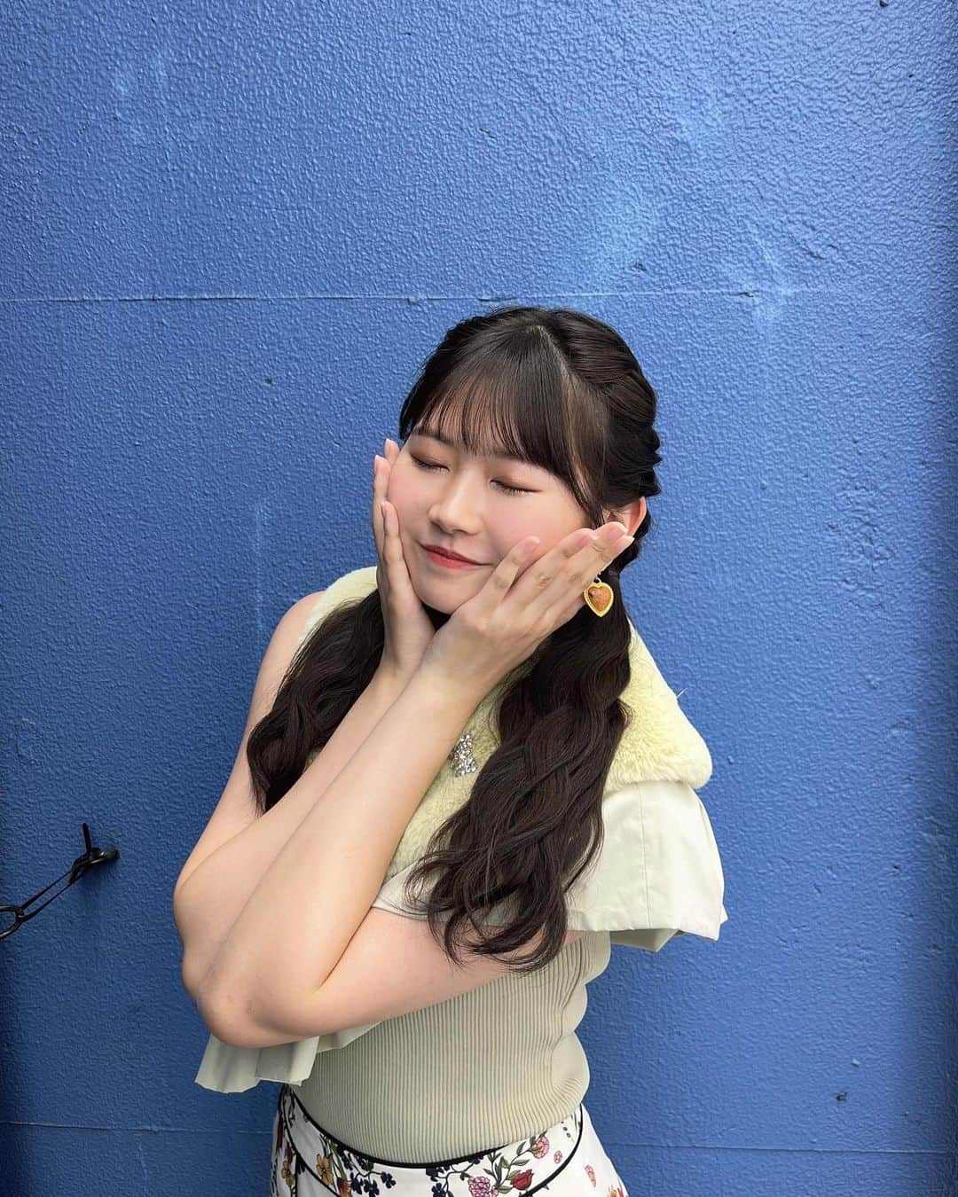 のインスタグラム：「・ モーニング娘。'23 コンサートツアー秋「Neverending Shine Show」  ついに明日からです…！！  気持ちは14人で❤️‍🔥❤️‍🔥❤️‍🔥 応援よろしくお願いいたします✨️  グッズも公開されました〜 チェックしてね🙌🏻  #モーニング娘23  #morningmusume  #岡村ほまれ  #ほまたん #ほまたん優勝  #秋ツアー  #NeverendingShineShow」