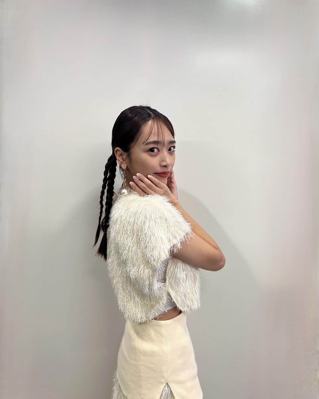 近藤千尋のインスタグラム：「今日の一日🤍🤍🤍 ラヴィットとアップ生放送でした☺️✨ 朝から今日も笑いました💕😂 美味しいメロンパンも食べれて ゲームして楽しいVTR見て、、 本当にどんな時でも笑わせてくれるラヴィット💗✨ 鼻水も少し良くなったような。。。  髪型も珍しい感じでした🤍  あっという間に週末だね、 みんなゆっくりできるかな💕☺️  #近藤千尋衣装  #ラヴィット  tops,skirt @heki_official pierce @abiste_official shoes @zara  #アップ  tops @maxandco all-in-one @grace_continental.div pierce @abiste_official shoes @zara」