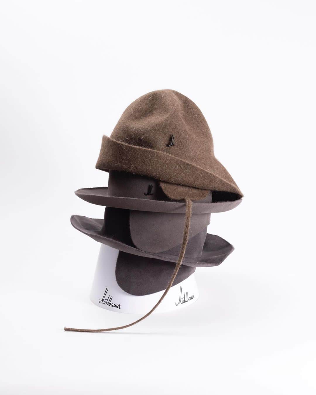 ミュールバウアーのインスタグラム：「AW 2023/24 collection CLOTH Versatility and function combined! The “Ear Flap” hats RAM 28 and GRAF UDO (uncrushed and crushed) are ideal for windy and cold weather. Due to the adjustable ear pieces, which are attached to the inside of the hats, you are able to fold them up or down.」