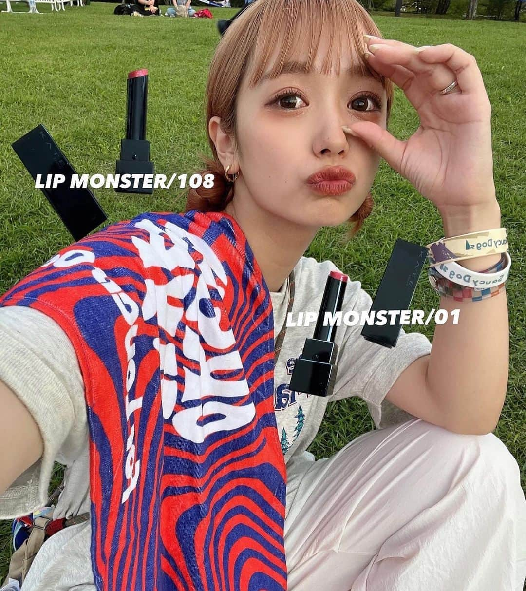 さやべびさんのインスタグラム写真 - (さやべびInstagram)「・ ・ ・ フェスでのLIPの質問多いので紹介〜！  みんな大好きLIPMONSTER私もお世話になってる💄 食べたり飲んだりするフェスでも落ちにくいから 心配なく使える〜！  ちなみにこの色は 108/レッドバケーションと01/欲望の魂のMIXだよ‥❤︎  108は9/23に数量限定で発売！ ※9/19から店頭に順次並び始めるみたい！  01は1,540円（税込） 限定色の108は1,760円（税込） ※さやべび調べ  MIXすると自分だけの色が作れるから 私は日によって変えてます！  塗り心地もよくて乾燥もしにくいから LIPで乾燥が気になる子には特におすすめ📣 ・ #pr #ケイト#KATE#リプモンチャレンジ #フェス#フェスコーデ#フェスメイク  #ミックスモンスター」9月15日 20時53分 - _.sayababy._