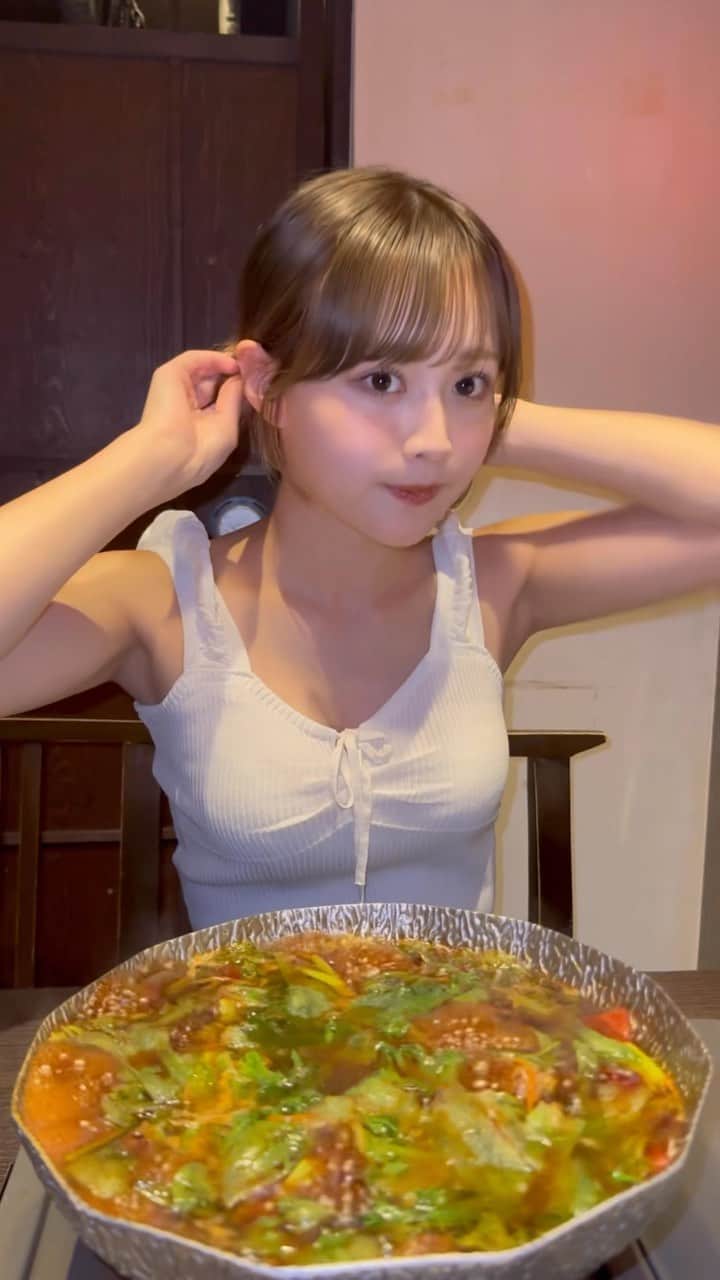 森下愛里沙(もりしたありさ) のインスタグラム：「ㅤㅤㅤㅤㅤㅤㅤㅤㅤㅤㅤㅤㅤㅤㅤㅤㅤㅤㅤㅤㅤㅤㅤㅤㅤㅤ ㅤㅤㅤㅤㅤㅤㅤㅤㅤㅤㅤㅤㅤ  この間品川のしながわ畑さんへ行って来ました🥕♡ ㅤㅤㅤㅤㅤㅤㅤㅤㅤㅤㅤㅤㅤ ㅤㅤㅤㅤㅤㅤㅤㅤㅤㅤㅤㅤㅤ 気になっていた2日間かけて作成している ぽん酢を使用したオイルしゃぶしゃぶをいただいてきました！！ ㅤㅤㅤㅤㅤㅤㅤㅤㅤㅤㅤㅤㅤ 初めて食べるオイルしゃぶしゃぶ、、 どんな味なんだろうってドキドキしてたんだけど 食べてびっくり！めちゃくちゃ美味しい！なのにヘルシー！ 最高じゃんってなりました🤣💕💕 ㅤㅤㅤㅤㅤㅤㅤㅤㅤㅤㅤㅤㅤ　ㅤㅤㅤㅤㅤㅤㅤㅤㅤㅤㅤㅤㅤ ㅤㅤㅤㅤㅤㅤㅤㅤㅤㅤㅤㅤㅤ 一品料理も本当に美味しくて…是非是非いってみてね！ ㅤㅤㅤㅤㅤㅤㅤㅤㅤㅤㅤㅤㅤ ㅤㅤㅤㅤㅤㅤㅤㅤㅤㅤㅤㅤㅤ ㅤㅤㅤㅤㅤㅤㅤㅤㅤㅤㅤㅤㅤ #しながわ畑 #PR #品川グルメ #東京グルメ #グルメ女子 #彼女感 #like4likes #l4l #instagood #instalike」