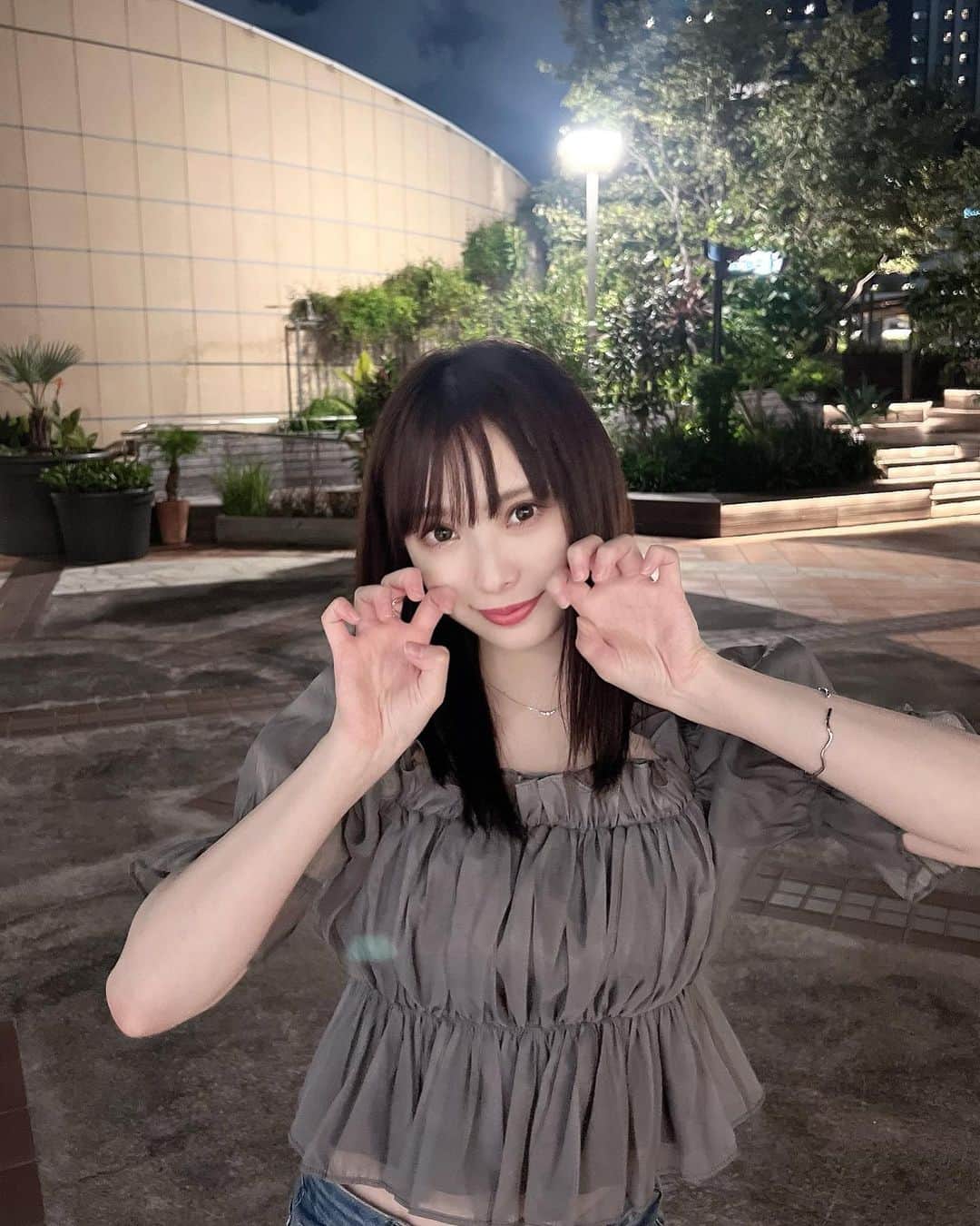 梅山恋和のインスタグラム：「⭐︎  舞台本番まであと一週間〜  ドキドキ💭♡  #シアー#ギャザー#ブラウス#グレー#グレイル#コーデ #バングル#デニム#ストレートヘア」