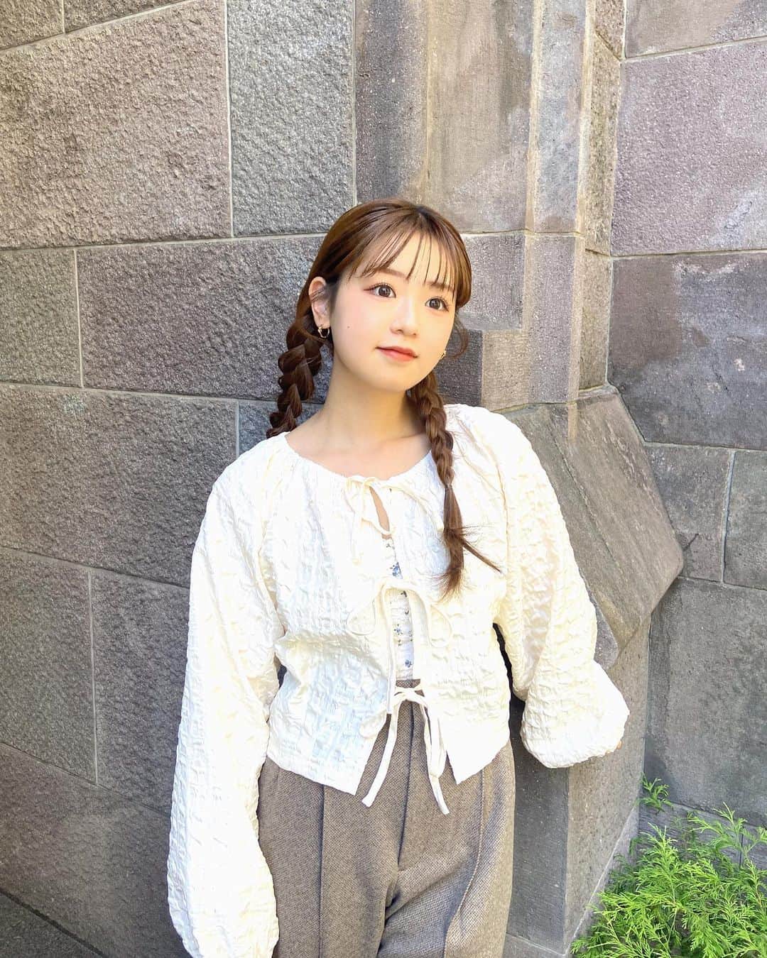 中村真凜のインスタグラム：「三つ編みの毛先がピーンってなっとる🙄 ・ #grl #grl購入品 #grlコーデ #グレイル #グレイル購入品 #グレイルコーデ #リボン #カーディガン #ジャガード #秋コーデ #カジュアルガーリー @grl_official」