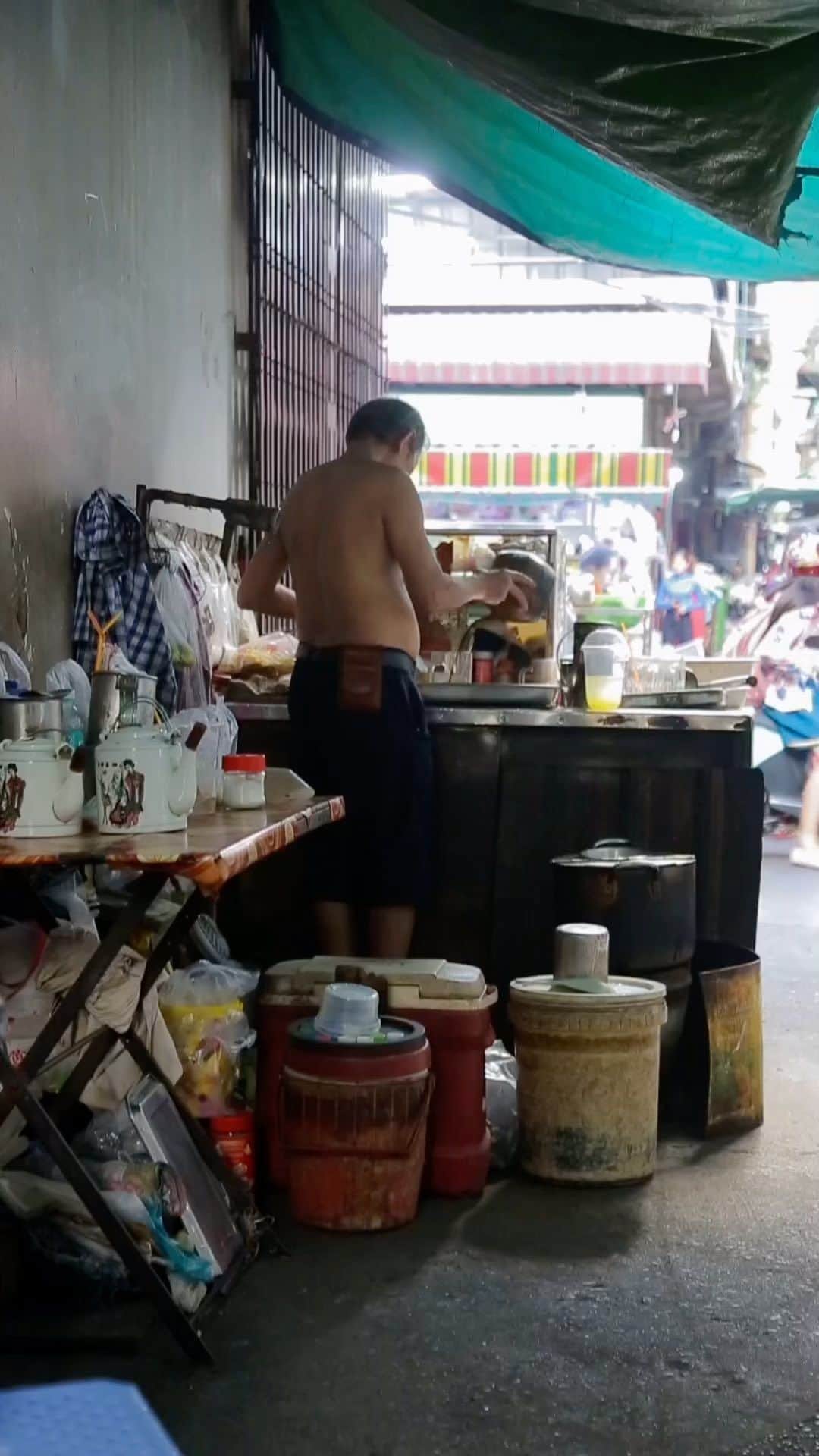 Shunsuke Miyatakeのインスタグラム：「Heng Setha, a street coffee shop owner in Phnom Penh, Cambodia /  (For those of you who do not know him, let me reintroduce him.)  He moved from his birth place, Kampong Cham province to Phnom Penh at 1982, and has been serving coffee to the local people since ‘90s. Even during the civil war, he served a cup of coffee to the local community. He wore a mask and used sanitizer during pandemic, but never stopped serving.  He’s been there all the time since 5am in the morning till late at night everyday for more than 20 years. Most of the customers call him “Ta Jok”, means “Grandpa Jok”.   One of his customer said “I come here everyday in the morning. Whenever I come here, I can meet some friends. Ta Jok always serves us a good coffee. We come to have a good time with regulars.”」