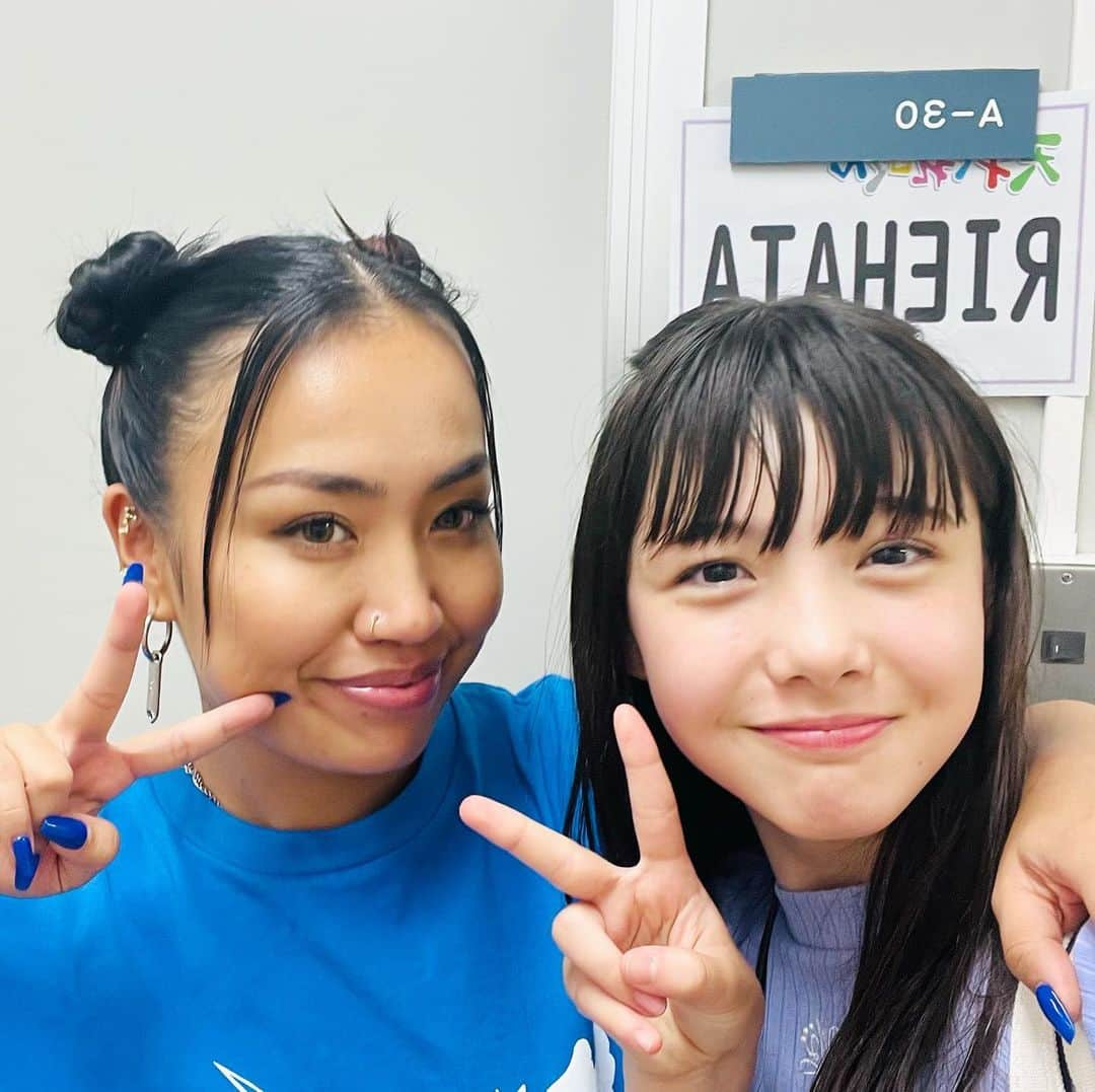 松尾そのまさんのインスタグラム写真 - (松尾そのまInstagram)「RIEHATAさん💙 @riehata   去年のBe The World 🌎 ぶりに 会えてうれしかったぁ♡  めちゃくちゃカッコイイ！！ 憧れ〜✨ 去年は初めて会った時泣けたなぁ😆  RIEHATAさんに振り付けして頂いた 『Be The World sustainable ver. 』 みんなのうたバージョンが YouTube にあがってるから 是非みてねー！  Be The World sustainable ver.  【うた】てれび戦士2023 【作詞】小室哲哉 【作曲】小室哲哉 【映像アニメ】映像：牧野惇 【振付】RIEHATA  #betheworld #小室哲哉　さん　  #riehata  さん #牧野惇 さん　 #みんなのうた   #2023  #松尾そのま #13 #中1   #avex  #avexmanagement  #エイベックス   #てれび戦士 #天才てれびくん #天てれ #30周年 #nhk #eテレ #見逃し配信 #nhkプラス   #ニコラ #ニコモ」9月15日 20時56分 - sonopy526