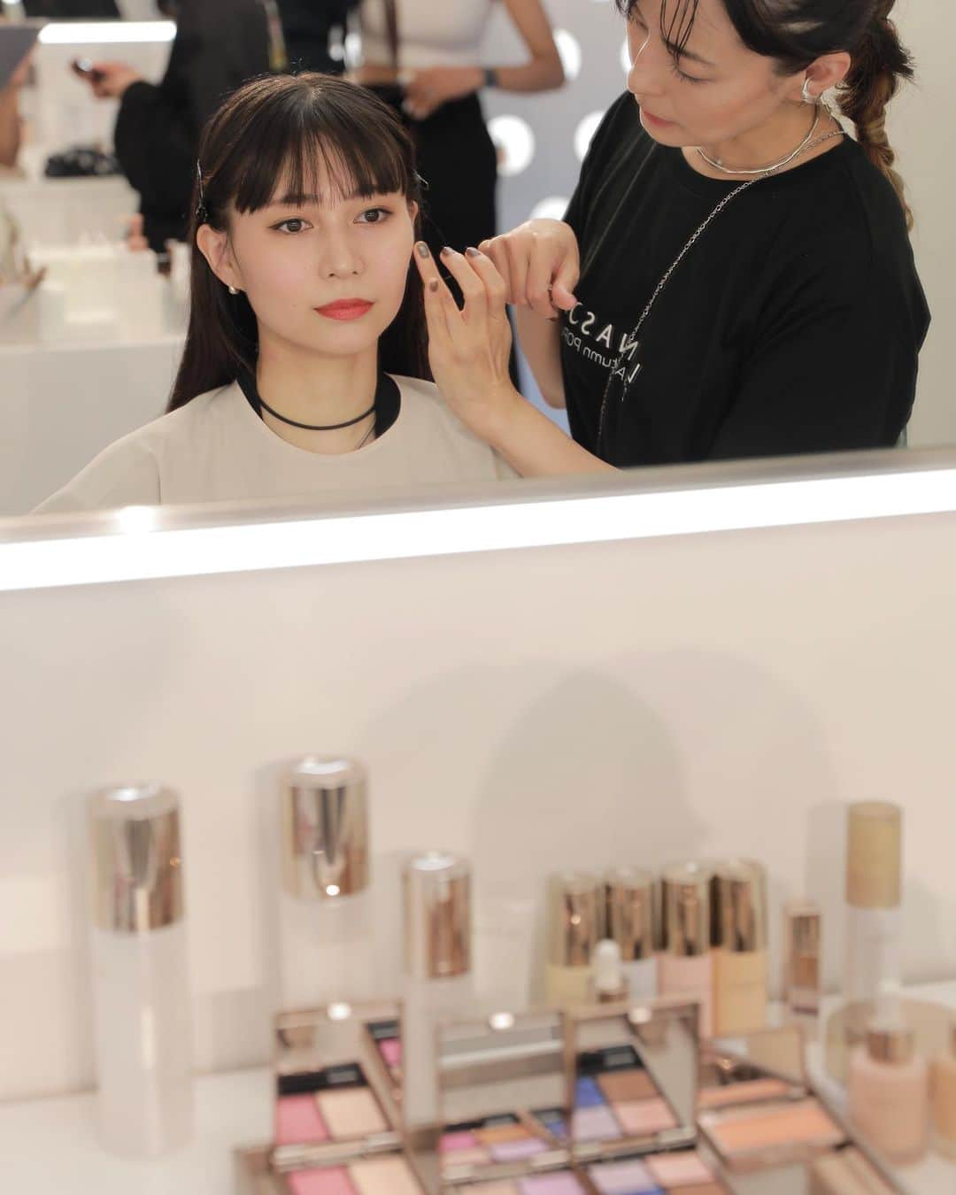 庄司芽生さんのインスタグラム写真 - (庄司芽生Instagram)「LUNASOL 2023 Autumn POPUP at Jingumae  ✔︎COLOR OIL SERUM B01 オイル美容液ファンデーション。潤いがあるのに赤みをカバーしてくれて仕上がりが綺麗！このファンデーションを使って自分でメイクするのも楽しみです！  ✔︎EYE COLORATION EX33 Galaxy Loop 宇宙をテーマに銀河の煌めきのようなブルーとシルバーがとても美しかったです🌌🦋同じシリーズのマスカラも塗っていただきました！  9/18(月)まで神宮前 M-SPACE JINGUMAEにてPOPUP開催中です！ 是非に☺︎  @lunasolofficial  #lunasol2023popup  #カラーオイルセラム  #オイル美容液ファンデーション」9月15日 20時57分 - mei_tokyogirlsstyle