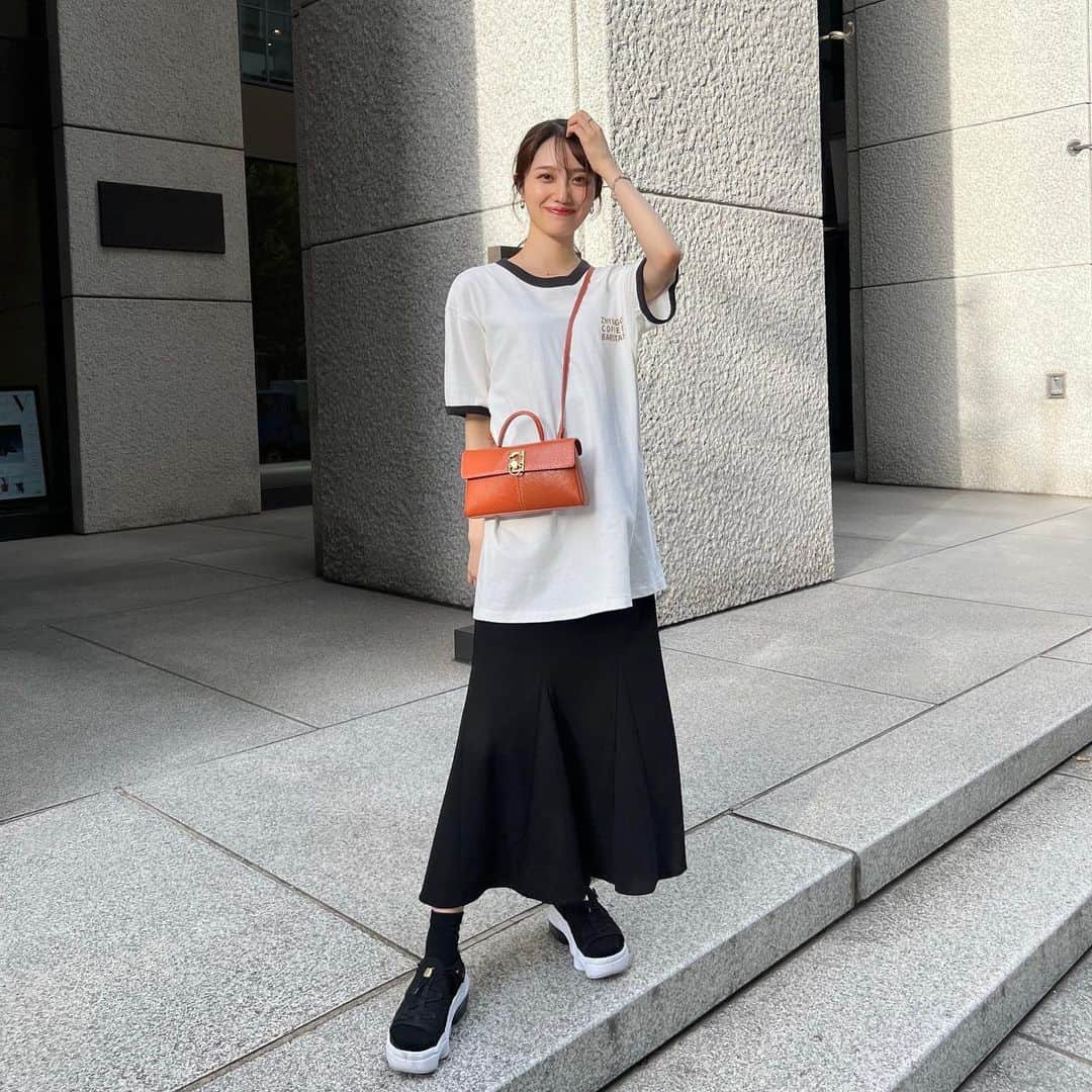 藤江萌さんのインスタグラム写真 - (藤江萌Instagram)「一目惚れで買ったTシャツ✌️  自分への沖縄土産☺︎ 友達に選んでもらったー！！  tops : @zhyvagocoffeeworks  skirt : @grl_official  shoes : @nike  bag : @cafune.official   まつぱは @chipieee_eye_asuka さんです！ めっちゃ調子良くて嬉しい♡  #コーデ #tシャツコーデ #プチプラコーデ #プチプラファッション #カジュアルコーデ #秋服 #秋服コーデ #グレイル #グレイルコーデ #grl購入品 #grlコーデ #沖縄グルメ #沖縄カフェ #藤江萌 #grl #zhyvagocoffeeworks #zhyvagocoffeeroastery #okinawa #okinawajapan #americanvillage #cafuné #cafune #nike」9月15日 20時58分 - fujie_moe_official