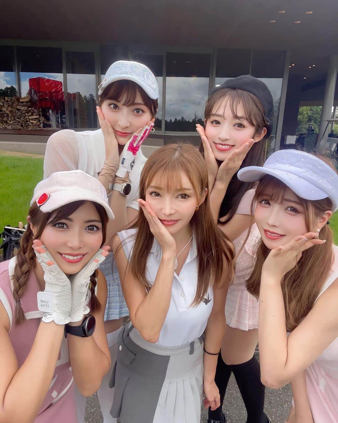 石関いづみのインスタグラム：「𝐊𝐁𝐒 𝐄𝐗𝐏𝐄𝐑𝐈𝐄𝐍𝐂𝐄 𝐩𝐫𝐞𝐬𝐞𝐧𝐭𝐬  〜Apparel Launch Event〜  スタート前に会えたみんなと♡ 可愛い子達に囲まれて幸せないづみんでした🫶  イベントでは試打会もやっていて 試しに打ってみたよ☺︎  ． ． ． ． #kbs #kbsapparel #東京クラシッククラブ #いづみんゴルフ #izumingolf #ゴルフ女子#ゴルフウェア#ゴルフブランド #ゴルフラウンド #ゴルフ女子コーデ#ミヌエール#minuere#ウノピゥ#ウノピゥ」