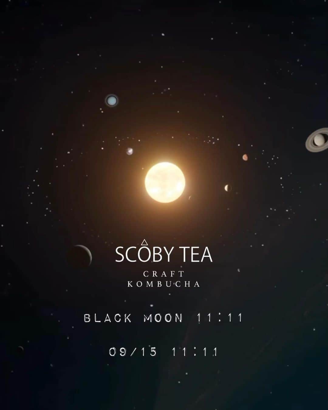 陸守絵麻のインスタグラム：「新月の11:11に販売する 「BLACK MOON 11:11」　 有機ブルーベリーと竹炭を発酵▪️▪️▪️ ブルーベリーの酸味、程よい甘み、竹炭のまろやかさとバランスが絶妙✨ 新月に発酵させるSCOBY TEAの中でも特別な1本です🌑  @scobycha_tea  毎月３日間だけの特別予約販売となります。  （製造が困難の為少量での販売となります）　  有機ブルーベリーと竹炭を発酵させ凝縮した果実味が柔らかでコクのあるブルーベリーの酸味と、竹炭が入る事でまろやかに熟成された生コンブチャに仕上がりました。まるでワイナリーにいるような、贅沢なフレーバーです🥂　  SCOBY TEA チーフブレンダーYUKI SAKAIのこだわりが詰まったスペシャルフレーバーをお楽しみください。  #月 #新月 #月の満ち欠け #ファスティング #デトックス  #無農薬栽培  #無添加  #クラフトコンブチャ  #生コンブチャ #scobytea」
