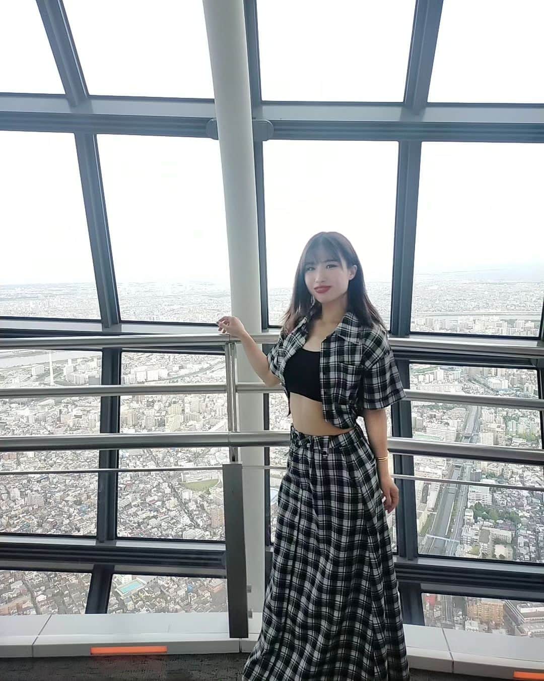 鈴木美南海のインスタグラム：「スカイツリーに行ってきた✨ （時差投稿） やっぱり高いところって足がすくむ😳 １枚目の写真は動きがある感じがして好きな写真📸 ・ ・ #スカイツリー #カメラ #写真 #ポートレート #浅草」