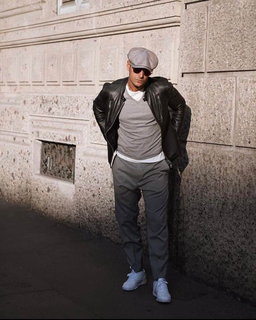 ボルサリーノのインスタグラム：「First light, stylish September. The talented influencer respost @frankgallucci knows how to embrace a new season as seen here: with a #Hatyourdiversity #Borsalino #fw23 #ontrend panel cap in an urban cool grey shade.  Discover more top collection highlights now on www.borsalino.com #italianstyle #MadeinItaly #Borsalinoworld #peakyblinderscap #September #Borsalinocaplover #Borsalinonflatcap #Borsalinolover #urbanvibes #influencers  #streetstyle #Borsalinostyleinfluencers #septembermorning  #Borsalinostyleinfluencers」