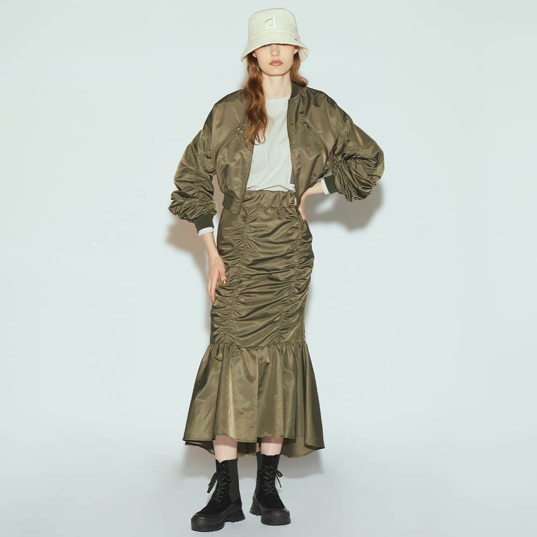 Double Standard Clothingのインスタグラム：「. NEW ARRIVAL 2023 AW COLLECTION  [TOPS] ESSENTIAL / ギャザースリーブナイロンジャケット price. 30,800円(税込) color. カーキ / ブラック size. 36 / 38  [BOTTOMS] ESSENTIAL / ナイロンマーメイドスカート price. 25,300円(税込) color. カーキ / ブラック size. 36 / 38  ------------------------------------------- #doublestandardclothing #tokyo #DSC #sov #dscessential #nightstore #2023aw #fashion #ootd」