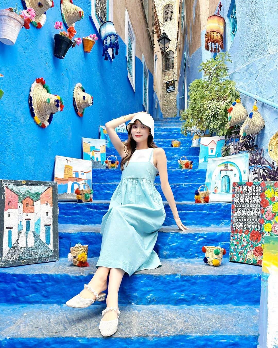磯田 ひかる(Hikaru Isoda) のインスタグラム：「Morocco🇲🇦  日本人からしたらあまり馴染みが無い国だとは思うけど、私はずーっと前から一度は訪れてみたいと思っていた国でした♡  特に行きたかったのは、青い街のシャウエン！ 「おとぎの国」と絶賛されていて世界中から観光客が来る場所みたいです🩵  もう一箇所訪れたのが迷宮都市と言われているフェズ。Googleマップが機能しないくらい入り組んだ道が特徴で、ガイドさんなしでは迷ってしまうそう😂  よく海外行く時の現地でのインターネットどうしているの？と聞かれるのですが私は @holafly_japan のeSIMを使っています📱データ無制限なのでギガを気にしなくて良いのが安心😮‍💨💓  日本からインストールしていけば、現地についたらすぐにインターネットが使えるようになります！ SIMカードの抜き差しや、重いポケットWi-Fiを持ち歩かなくて良いので快適...  韓国やハワイなど世界各国で使えるので、海外にいく機会がある方は プロフィールのHolaflyのリンクから5%OFFになるクーポンコード"PICARU"でお得に使えるのでぜひ💞  https://esim.holafly.com/ja/?ref=zti2mdm&discount=PICARU&utm_source=picaru_instagram&utm_medium=affiliation&utm_campaign=feed」