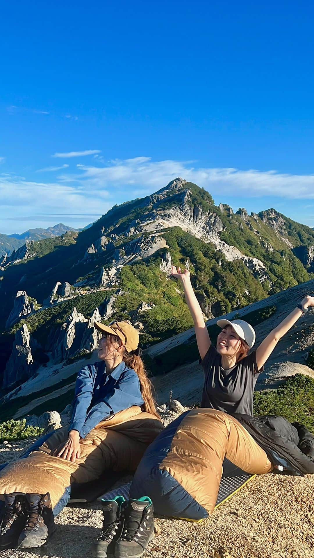 marikoのインスタグラム：「#燕岳  お久しぶりのアルプスの女王燕岳は ご機嫌でした🥰✨✨  景色最高だったからテン場からシュラフ を持って日向ぼっこ😆  海外みたいで最高に気持ちよかった⛰️✨✨✨  9/9-10 燕岳  with❤︎ @tamagoanryu   #yamahack#japan#登山#登山女子#山#登山好きな人と繋がりたい#私の山フォト#山と道#yamahack#japan #アークテリクス#テン泊#稜線#雲海#ARKTERYX#hike#hyakkeime #mountain#アルプス#ナンガ」