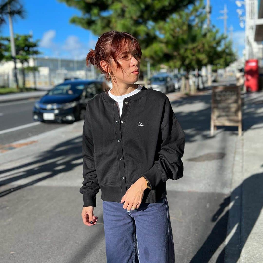 original brand 【ilu098】のインスタグラム：「今週末のNewたちがたまらない。 ・スウェットジャケット ブラック色 ライトベージュ色 「ちょこっとアイル」を刺繍  《販売》　 店舗: 9/16(土)11時~ Web: 9/16(土)19時~  #ilu098 #レディースファッション #アイルレディー #153cmコーデ」