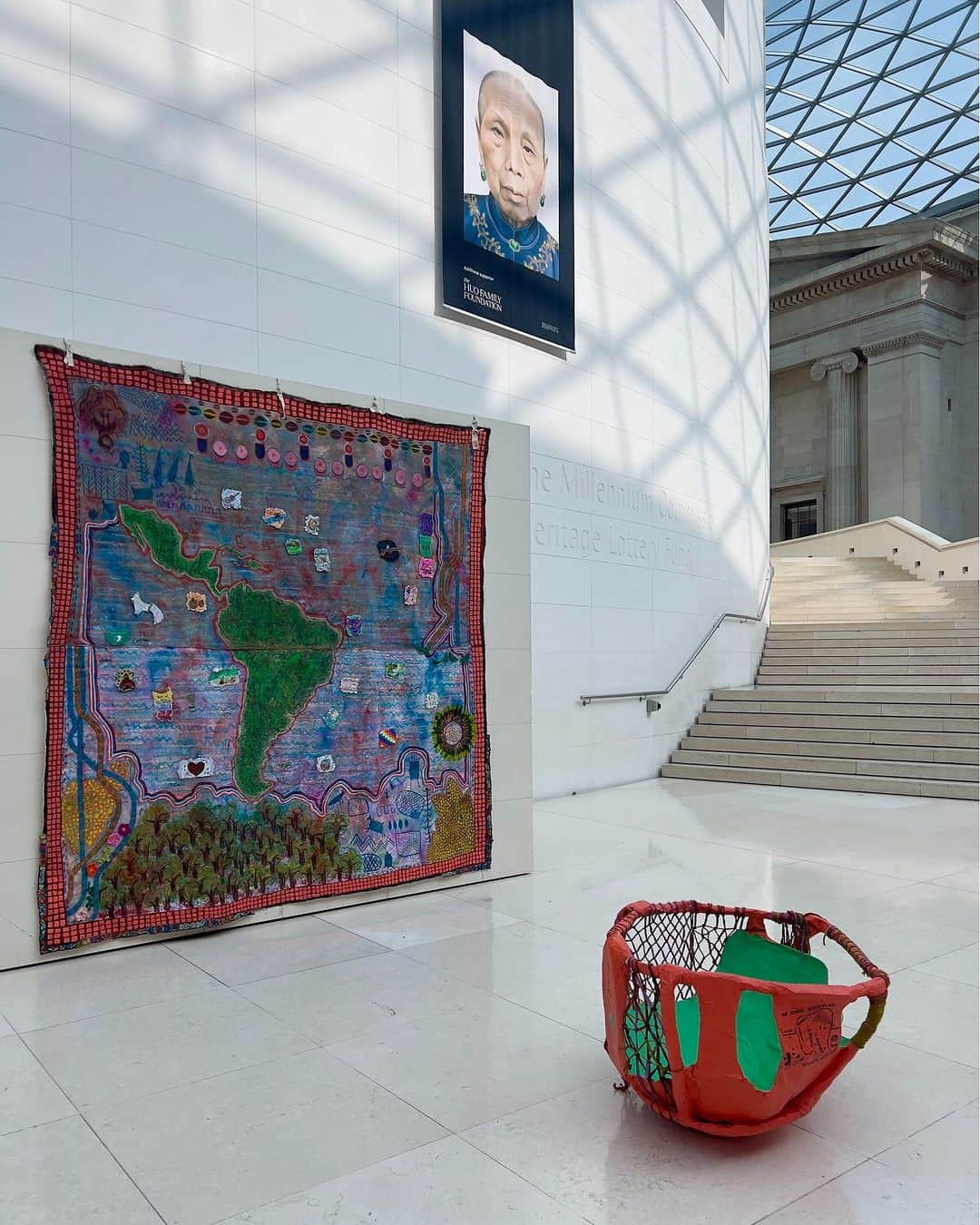 大英博物館のインスタグラム：「‘Abya Yala’ is a term used to describe Latin America in Kuna, a language used by indigenous peoples in Colombia and Panama.   🧵 It’s also the inspirational force behind this beautiful tapestry ‘Abya Yala, The Land That Saw Us Being Born’.   👉 Swipe through for some of the beautiful details.  The tapestry was created by the Venezuelan artist @franciscasosa and a collective of Latin American women from Latin American Women’s Aid.  With the goal of recontextualising the representation of their homeland, the collective and the artist used the Museum to explore their individual connections to Latin America though objects, visual representation, and the collection.  🏛 Drop into Great Court any time today to see this incredible artwork in person.  🕰 Don’t forget we’re open late on Fridays, until 20.30 BST! Head to britishmuseum.org/visit to plan your trip.  🔎 Painting: bleached canvas and linen, acrylic, oil pastel, soft pastel, embroidery, with sewn handmade paper made from recycled museum leaflets and maps.  🔎3D bowl named ‘Maria Julieta’: wire mesh and recycled papier mâché, cardboard, newspaper, flour and water, acrylic, markers and woven wool.   #BritishMuseum #Installation #OpenLate」