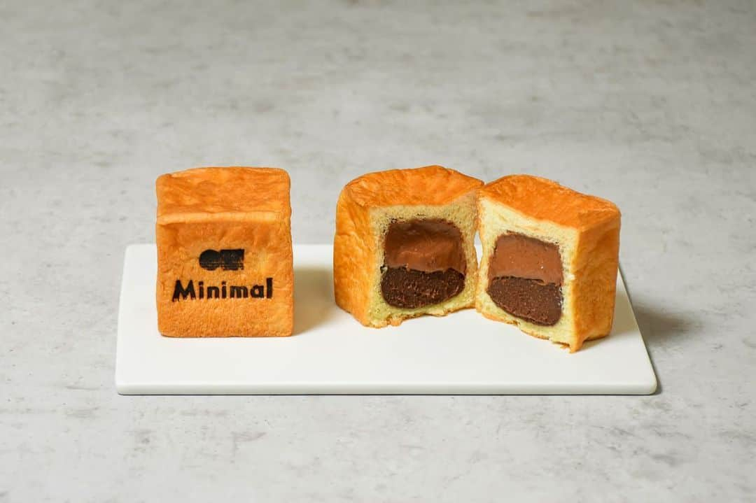 Minimal-BeantoBarChocolate-さんのインスタグラム写真 - (Minimal-BeantoBarChocolate-Instagram)「いよいよ新店「Patisserie Minimal 祖師ヶ谷大蔵」は、9月16日(土)あさ9:30にグランドオープンです。 （9/17以降は10:00-18:00の営業時間になります）  街の皆さまやMinimalのお客さまに愛されるお店になれるよう、スタッフ皆でチョコレートスイーツをお届けして参ります。  今までにない新しいMinimalを、どうぞ宜しくお願いいたします。  ■シグニチャー（メイン）商品のご紹介  Minimalの香り豊かなチョコレートを使った、生菓子や焼菓子などをご用意いたします。  ・チョコレートケーキ  シンプルな見た目で多層的な7層の味わいが楽しめる、Minimalならではの驚きに満ちたチョコレートケーキです。 チョコレートらしい濃厚でコクある味わいの層、カカオの個性を活かした果実のフレーバーを感じる層、さらにカカオの果肉を使った爽やかな酸味を感じる層など、チョコレートケーキひとつで、個性豊かなカカオのフレーバーやカカオの果肉など、カカオ豆からカカオの果肉までBean to Bar全てをお楽しみいただけるケーキに仕上げました。  ・Minimal "The Day"（チョコレートクリームパン）  Patisserie Minimal 祖師ヶ谷大蔵のシェフ・奥野は元パン職人です。そのパン職人時代の経験とMinimalでの経験を掛け合わせ、他にはないチョコレートとパンの相性を追求したクリームパンが完成しました。 むっちり濃厚なチョコレートカスタードクリームをブリオッシュ生地で包み、さらに食感の異なるトロッとしたもう一種のチョコレートカスタードクリームをたっぷり詰めた、2層のチョコレートクリームパンです。 商品名の"The Day"には「最高の日」という意味があり、「このパンを食べて、最高の1日を過ごして欲しい」という思いを込めています。  他にもカカオを丸ごと楽しめるクッキー缶や、焼き立てのフィナンシェほか、多数のスイーツをご用意いたします。  詳しくはストーリーズハイライト「祖師ヶ谷大蔵」よりメニューの一覧をご覧いただけます。  ◆  店舗詳細 住所：〒157-0073 世田谷区砧8丁目8-24 アクセス：小田急線 祖師ヶ谷大蔵駅南口 徒歩3分 営業時間：10:00～18:00（初日のみ9:30オープン） 定休日：火曜・水曜（2023年11月以降は変更の可能性あり）  ◆  #MinimalChocolate #MinimalBeanToBarChocolate #BeanToBar #BeanToBarChocolate #craftchocolate #ミニマルチョコレート #ミニマルビーントゥバーチョコレート #ビーントゥバー #クラフトチョコレート #カカオ #祖師ヶ谷大蔵 #Minimal祖師ヶ谷大蔵 #新店 #tokyocafe #tokyopatisserie #東京パティスリー #東京パティスリー巡り #tokyocafe」9月15日 21時03分 - minimal_beantobarchocolate