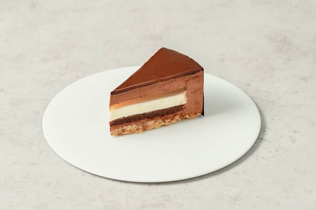 Minimal-BeantoBarChocolate-のインスタグラム：「いよいよ新店「Patisserie Minimal 祖師ヶ谷大蔵」は、9月16日(土)あさ9:30にグランドオープンです。 （9/17以降は10:00-18:00の営業時間になります）  街の皆さまやMinimalのお客さまに愛されるお店になれるよう、スタッフ皆でチョコレートスイーツをお届けして参ります。  今までにない新しいMinimalを、どうぞ宜しくお願いいたします。  ■シグニチャー（メイン）商品のご紹介  Minimalの香り豊かなチョコレートを使った、生菓子や焼菓子などをご用意いたします。  ・チョコレートケーキ  シンプルな見た目で多層的な7層の味わいが楽しめる、Minimalならではの驚きに満ちたチョコレートケーキです。 チョコレートらしい濃厚でコクある味わいの層、カカオの個性を活かした果実のフレーバーを感じる層、さらにカカオの果肉を使った爽やかな酸味を感じる層など、チョコレートケーキひとつで、個性豊かなカカオのフレーバーやカカオの果肉など、カカオ豆からカカオの果肉までBean to Bar全てをお楽しみいただけるケーキに仕上げました。  ・Minimal "The Day"（チョコレートクリームパン）  Patisserie Minimal 祖師ヶ谷大蔵のシェフ・奥野は元パン職人です。そのパン職人時代の経験とMinimalでの経験を掛け合わせ、他にはないチョコレートとパンの相性を追求したクリームパンが完成しました。 むっちり濃厚なチョコレートカスタードクリームをブリオッシュ生地で包み、さらに食感の異なるトロッとしたもう一種のチョコレートカスタードクリームをたっぷり詰めた、2層のチョコレートクリームパンです。 商品名の"The Day"には「最高の日」という意味があり、「このパンを食べて、最高の1日を過ごして欲しい」という思いを込めています。  他にもカカオを丸ごと楽しめるクッキー缶や、焼き立てのフィナンシェほか、多数のスイーツをご用意いたします。  詳しくはストーリーズハイライト「祖師ヶ谷大蔵」よりメニューの一覧をご覧いただけます。  ◆  店舗詳細 住所：〒157-0073 世田谷区砧8丁目8-24 アクセス：小田急線 祖師ヶ谷大蔵駅南口 徒歩3分 営業時間：10:00～18:00（初日のみ9:30オープン） 定休日：火曜・水曜（2023年11月以降は変更の可能性あり）  ◆  #MinimalChocolate #MinimalBeanToBarChocolate #BeanToBar #BeanToBarChocolate #craftchocolate #ミニマルチョコレート #ミニマルビーントゥバーチョコレート #ビーントゥバー #クラフトチョコレート #カカオ #祖師ヶ谷大蔵 #Minimal祖師ヶ谷大蔵 #新店 #tokyocafe #tokyopatisserie #東京パティスリー #東京パティスリー巡り #tokyocafe」