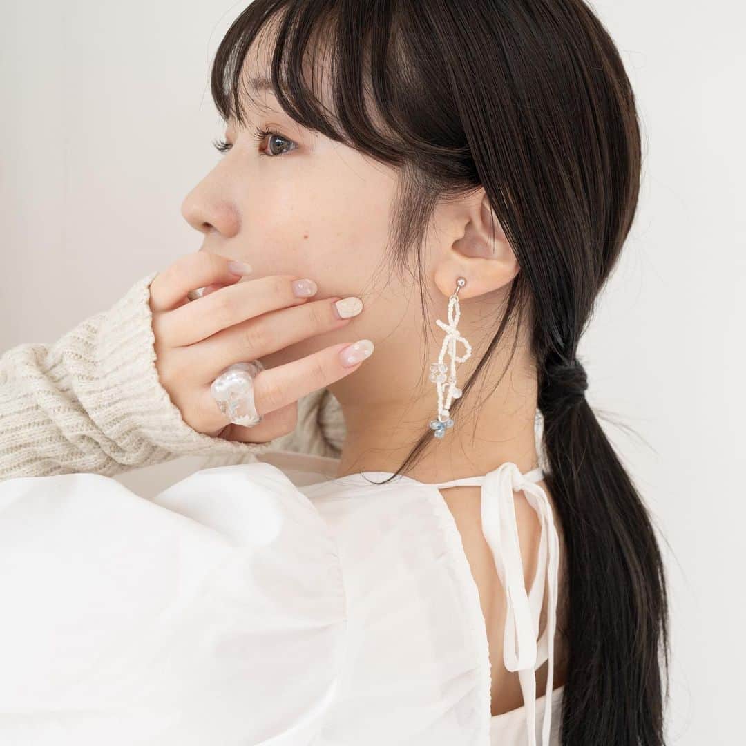 waco⭐️CHACOのインスタグラム：「\ ももたちゃんx CHACOコラボ2023 /  今年もかわいいかわいいももたちゃんとコラボが決まりました！！ 3回目となる今回も、前回に負けず劣らず素晴らしいアイデア満載のももたちゃんアクセサリー。 モヘアを使った秋冬にぴったりのアイテムやオールシーズン使えるどこにも売っていないビーズのアシメントリー耳飾りやブレスレット。そしてボリュームたっぷりなストラップと目白押しです！ 数に限りのある商品もありますが受注生産となりますため、受注販売期間は来週から1週間、お届けは10月下旬を予定しております。  販売日 : 9月18日(月)21:00〜9月25日(月)23:59 販売場所 : CHACO ONLINE SHOP お届け予定: 10月下旬  ＊先着200名様限定購入特典＊  購入特典として、ご注文先着200名様へももたちゃん直筆メッセージカードとステッカーつき。 直筆メッセージを印刷してお送りいたします。 （一枚一枚直筆ではありませんのでご注意ください。）  ＿＿＿＿＿＿＿＿＿＿＿＿＿＿  model  @furumomo_t  camera @eiko_chaco  hairmake @michikononaka  accessories @wacochaco   ＿＿＿＿＿＿＿＿＿＿＿＿＿＿」