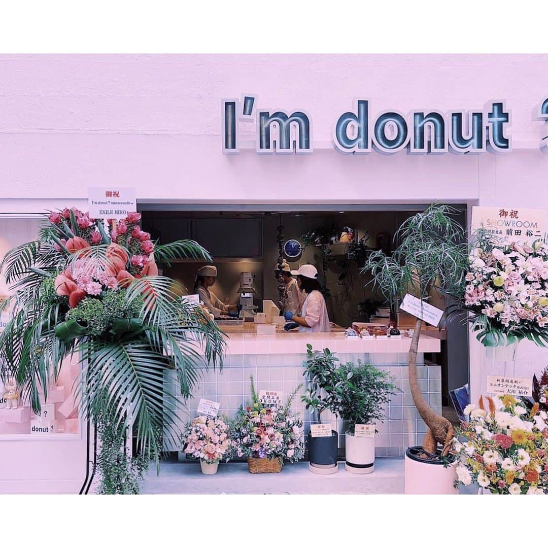 滝口和代のインスタグラム：「一足お先に  @i.m.donut 表参道店の オープニングレセプションに おじゃましてきました♡  I'm donut ?  Omotesando 9/16(sat) 11:00 OPEN！  スタイリスト大森伃佑子さんが @omori___yoko  作られたユニフォームも最高に可愛い♡  さりげなく @kagiyamanami_  スタイリスト鍵山ファミリーに入れていただいた めちゃくちゃ嬉しいショット♡ (大森さんとパチリ🥹✨)  美味しいぃお土産を ありがとうございました🍩  美味しすぎてあっという間に胃袋へ 消えていったのでした🕊️  みなさん並んじゃう理由がわかる🙆‍♀️  表参道限定メニューもあるよ♡  #ヒラコさんまたまたおめでとうございます💐 #iamdonut  #アイムドーナツ #アマムダコタン  #ヒラコンシェ #明日オープンです  #表参道 #表参道交差点すぐ #ピンクが目印です  #みなさん行ってみてね　#ネストローブ も近いよ #donutlover #donutshop  #🍩 #newopen  #💐　#オープンラッシュが止まらない ✨ #みんなピンキーなフィルターになってしまった🦩」