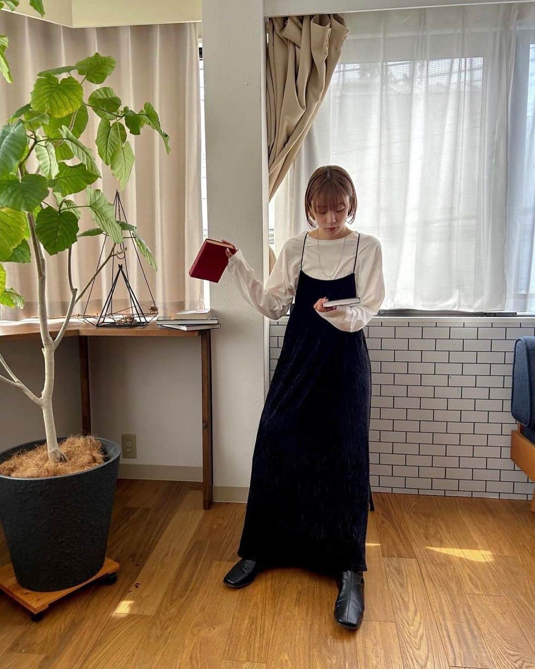 Ungrid staff snapさんのインスタグラム写真 - (Ungrid staff snapInstagram)「@anna_yoshimoto_ 164cm @suzuka_akimoto_ 155cm @chisa_nagatani_ 159cm  #バックデザインベロアキャミワンピース ブラック/オレンジ/ブルー ¥14,300(tax in)  トレンド感のあるキャミデザインで、後ろのギャザーのディテールがポイントの、バックスタイルまで可愛いキャミワンピ。 上質なベロア素材で秋の装いにもぴったりです🍂  可愛いと思ったらお気に入り登録を♡  ーーーーーーーーーーーーーーーーーーーーーーーーーーーー ☑︎商品詳細は製品タグ or TOPページURLよりチェック   » @Ungrid_staffsnap  #Ungrid #ungrid_official #ungridコーデ #アングリッド #カジュアル #カジュアルコーデ #カジュアルスタイル #シンプル #シンプルコーデ #シンプルスタイル #ワンピース #ワンピ #キャミワンピ #バックデザイン #バッグスタイル #ベロア #素材 #レイヤード #骨格診断 #骨格別 #骨格ストレート #骨格ウェーブ #骨格ナチュラル #低身長 #高身長 #身長別 #履き比べ」9月15日 21時06分 - ungrid_staffsnap