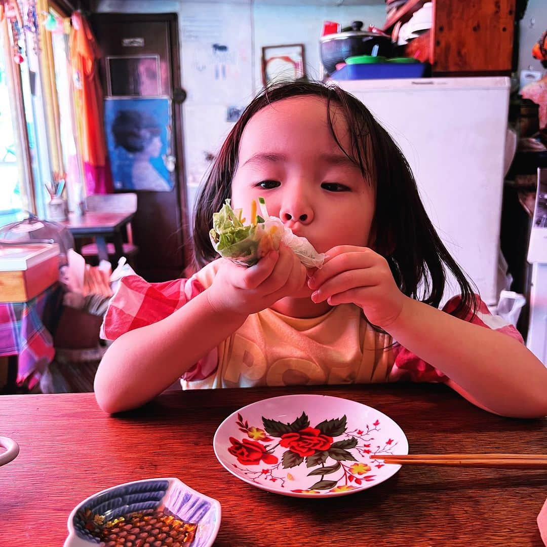 小塚舞子さんのインスタグラム写真 - (小塚舞子Instagram)「. . 高知おすすめごはん「ワルンカフェ」  高知まで行ってアジアごはん？ カツオ食べよーよ、カツオ！ って私も最初は思っていましたが 高知に行くなら、ワルンカフェに行くべき。  フレッシュなハーブや野菜をいかした品のあるアジア料理は 高知でしか味わえないおいしさです(しかもめちゃくちゃ安い)。  まるでお店そのものが呼吸をしているような空気感と心地よさもすき。 時間がゆっくり流れる場所ってほんまにあるんやなあと いつもホッとしながら食事をしています。  せかせかしてる自分に気づくために 高知に足を運んでいるのかもしれません。  週末高知に行くとＤＭをくださった方見てるかな？ ゆるゆる投稿しすぎて もう週末やんかとなってます。 大阪戻ってからの時の流れの速さたるや🥲  ワルンカフェのかき氷が食べたい… いやもう空気吸いに行くだけでいいから行きたい……  #高知旅日記 #かみぬま家の高知旅  #ワルンカフェ」9月15日 21時15分 - kozukamaiko