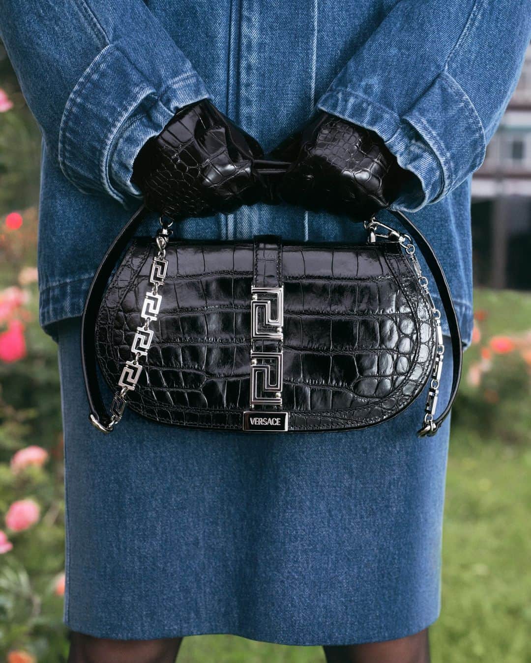 ジャンニヴェルサーチのインスタグラム：「Denim for Fall-Winter 2023  Model wears denim cocoon parka; denim pencil skirt; croc-embossed leather gloves; Greca Goddess handbag  Photography by Ilya Lipkin  #VersaceFW23 #VersaceGrecaGoddess」