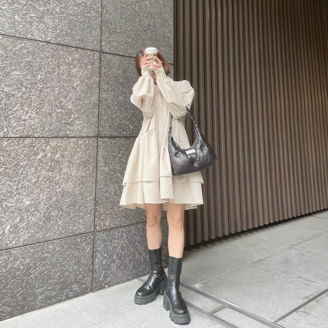 木下ひなこのインスタグラム：「🤍🤍  今日はスタバホットにした🫶 ((2枚目以降のアホ毛が気になりますが、、、ご愛嬌🤫))  @apres_soie のティアードワンピ🫰 胸元はあけても、リボンに結んでも可愛かったよ🥹  もっと寒くなったらファーベストと ブラウンのロングブーツと合わせて着たい🤎  可愛い秋服着実に増えてて嬉しい🥰✌️  #秋コーデ#ワンピ#秋服#低身長コーデ#155#pr」