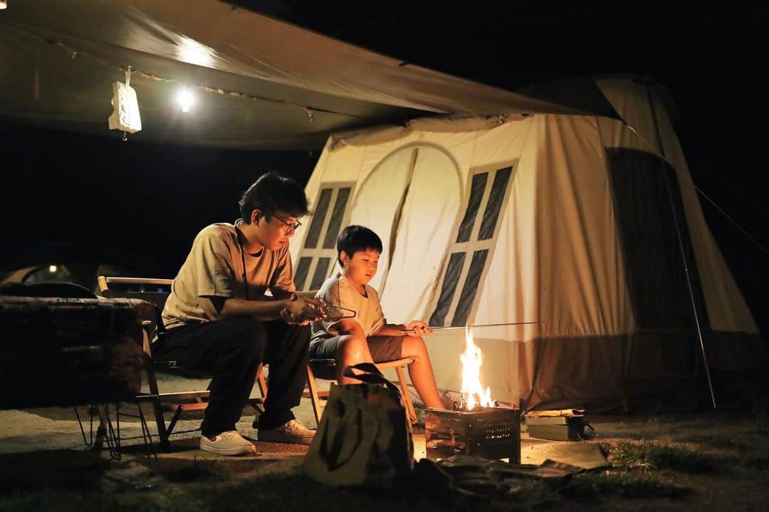 きなこのインスタグラム：「焚き火が楽しめるシーズン到来☺️ 日中はまだまだ暑いけど、キャンプ場は日が暮れると肌寒くて日暮れも早いから、焚き火タイムをたっぷり楽しめる🔥 火の番、とーちゃんに教わりながら息子もお手のもの👦  今回は神戸にある「しあわせの村」のキャンプ場へ🏕 ファミリーキャンプ向けthe高規格キャンプ場。市街地から近く、電源付きオートサイト、ジャングル温泉や年中遊べる室内プール、広い芝生広場や遊具もいっぱいあって、子どもがモリモリ遊べるよ👏  日帰りバーベキューもできて、涼しくなるこれからの季節におすすめです🍁  #しあわせの村 #ファミリーキャンプ #スモア #ロッジテント #焚き火 #きなこのおでかけきろく #こどもとおでかけ #小学生 #育児 #子育て #こどもと暮らす」