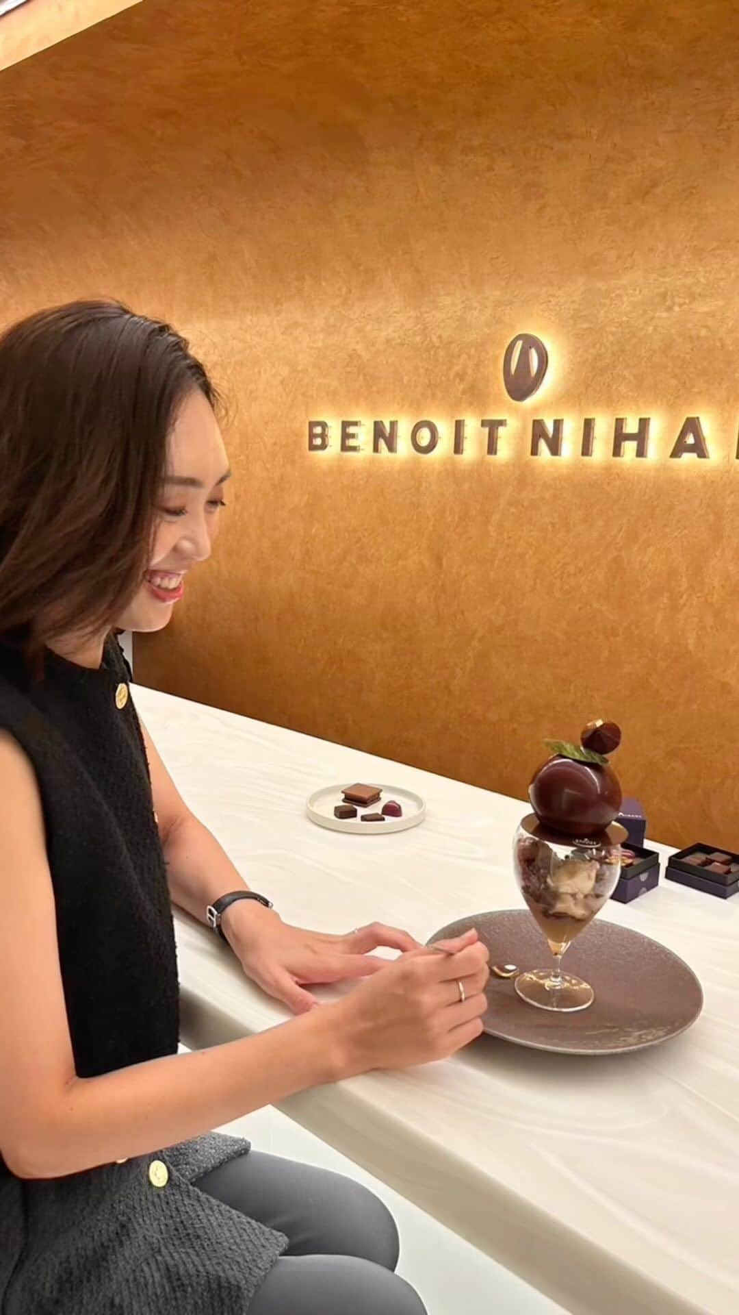 篠原菜月のインスタグラム：「明日9/16に銀座にオープンする BENOIT NIHANT @benoitnihant_japan  の試食会へお招きいただきお邪魔しました🥰 ⁡ BENOIT NIHANT GINZAは日本初の旗艦店で予約制のカフェも併設。旗艦店でしか味わえない「日本限定パフェ」をいただきました♡ ⁡ 1階ではタブレットチョコレートやボンボン、日本限定の焼き菓子やチョコレート菓子、洋生菓子を販売♡ 自分へのご褒美や手土産を買いにまた伺いたいな〜❤️  #PR#タイアップ#ブノワニアン#ブノワニアン銀座#benoitnihant #benoitnihantginza#銀座#銀座グルメ#銀座カフェ#手土産スイーツ #手土産#チョコレート#チョコレート菓子#自分へのご褒美」