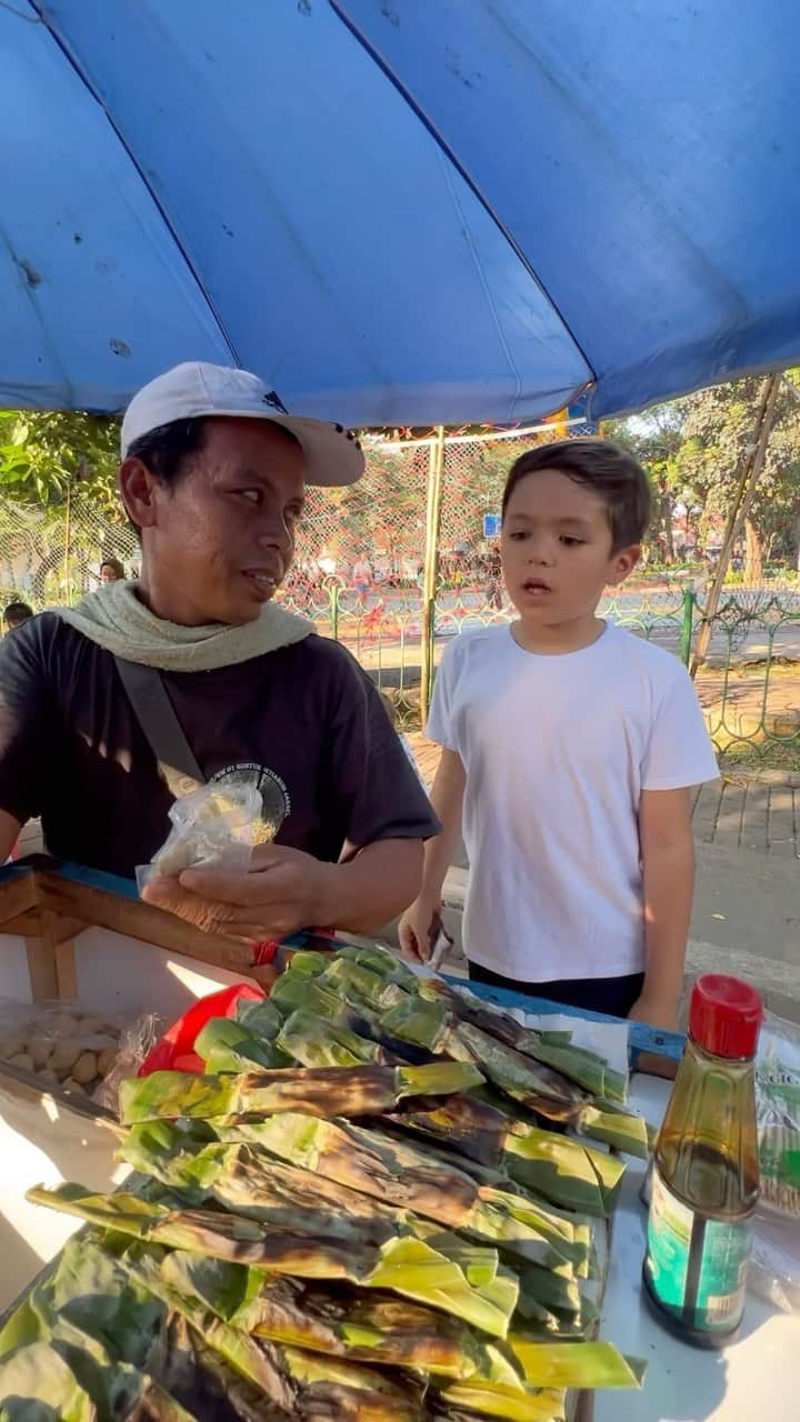 ジェシカ・イスカンダルのインスタグラム：「EL Barack jajan otak-otak panggang. Makanan khas Palembang, isi daging ikan di sungai dibungkus daun pisang, gurih dengan tambahan bumbu kacang. Harga satuan 1k biasa ditemani dengan otak bulet. #elbarack #jajan #otakotak #jakarta #fyp」