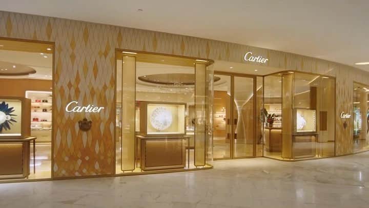 ポーイ・タリーチャダー ペッチャラットのインスタグラム：「บูติกร้าน Cartier เปิดใหม่ที่ ดิ โอโพเรี่ยม สวยงามใหญ่มากๆ รวมถึง งานตกแต่งภายในที่เอาความเป็นไทยเข้ามาผสานกับตัวตนของคาร์้เทียร์ได้อย่างงดงาม」