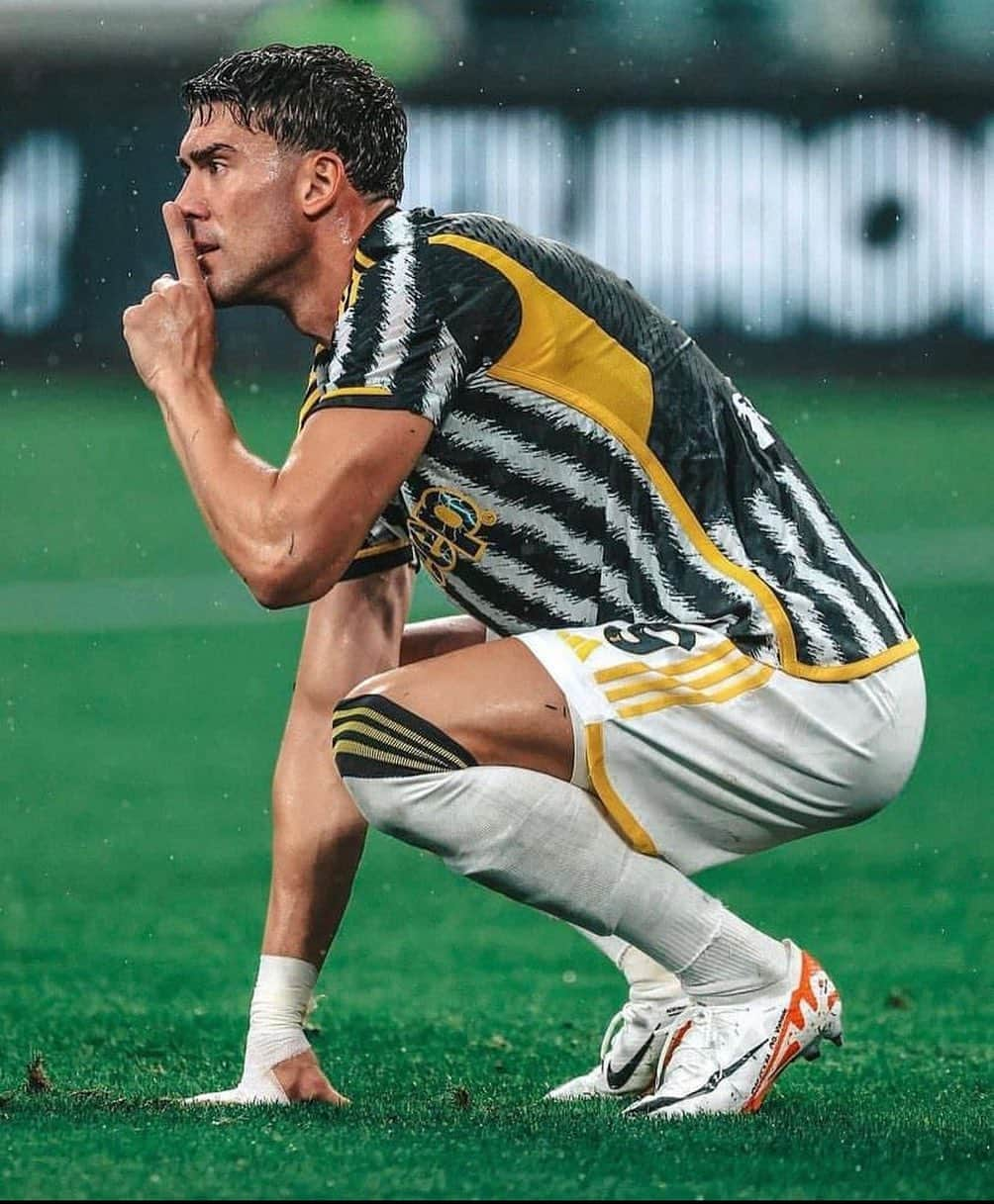 ポール・ポグバのインスタグラム：「"Per me Vlahovic sarà il capocannoniere della Serie A. Ci ho parlato ed è carico, vuole dimostrare di essere un attaccante da Juventus" (Luca Toni)  Siete d’accordo?👇」