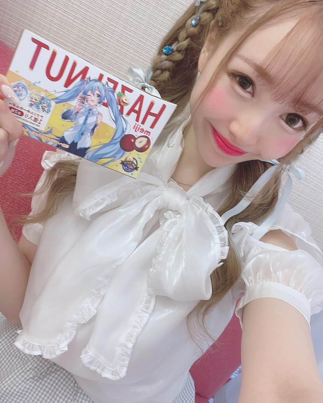 お茶の水うらんさんのインスタグラム写真 - (お茶の水うらんInstagram)「初音ミク可愛い꒰ᐢ⸝⸝• ̫ •⸝⸝ᐢ꒱✨🩷🩵 課金した甲斐があった✨  これもうなかなか売ってない ᘏ▸◂ᘏ ꒰ ɞ̴̶̷ ·̮ ɞ̴̶̷ ꒱ />🤍c\ ♡  ミクレンコンビが 1番🤍🤍  #マカダミア #ヘーゼルナッツ #チョコ #初音ミク #初音ミク好きと繋がりたい  #hatsunemiku  #miku #chocolate #ローソン #LAWSON #japanese #japaneseanime  #anime animation」9月15日 21時25分 - uran_alcoholic