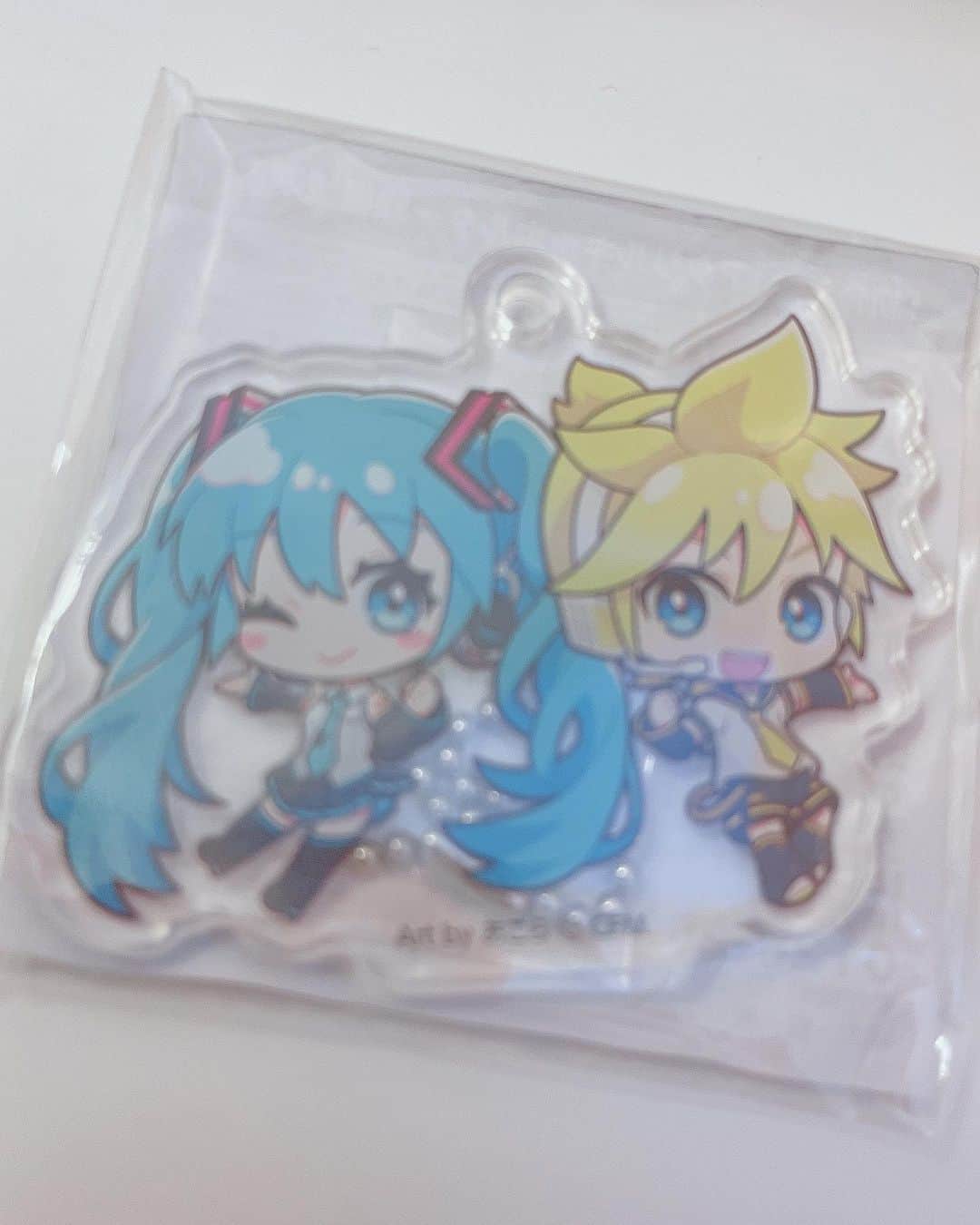 お茶の水うらんさんのインスタグラム写真 - (お茶の水うらんInstagram)「初音ミク可愛い꒰ᐢ⸝⸝• ̫ •⸝⸝ᐢ꒱✨🩷🩵 課金した甲斐があった✨  これもうなかなか売ってない ᘏ▸◂ᘏ ꒰ ɞ̴̶̷ ·̮ ɞ̴̶̷ ꒱ />🤍c\ ♡  ミクレンコンビが 1番🤍🤍  #マカダミア #ヘーゼルナッツ #チョコ #初音ミク #初音ミク好きと繋がりたい  #hatsunemiku  #miku #chocolate #ローソン #LAWSON #japanese #japaneseanime  #anime animation」9月15日 21時25分 - uran_alcoholic