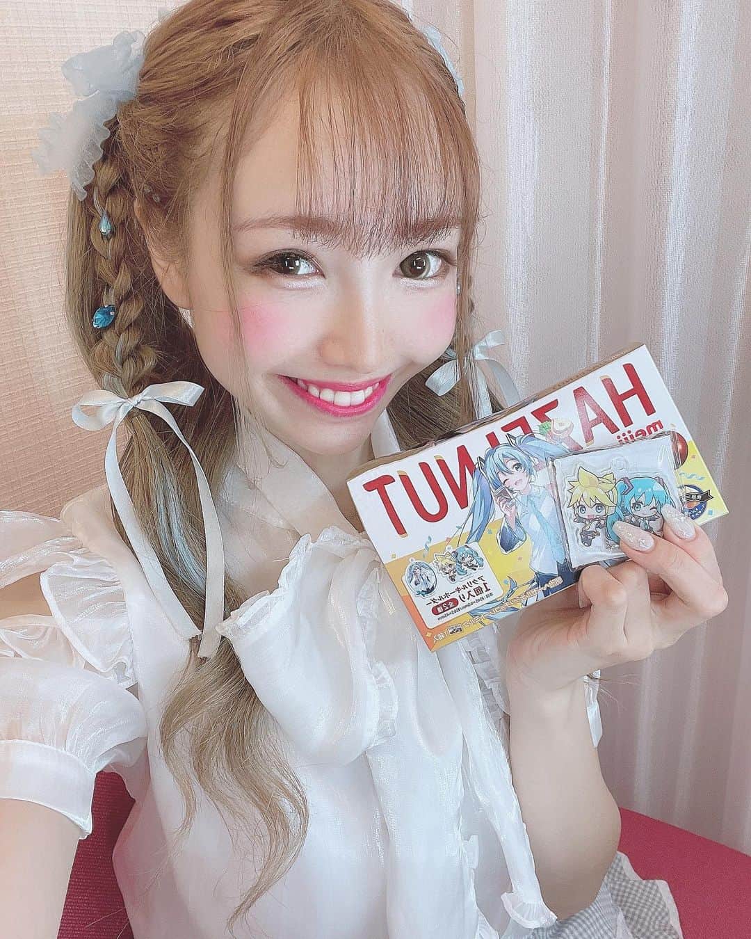 お茶の水うらんさんのインスタグラム写真 - (お茶の水うらんInstagram)「初音ミク可愛い꒰ᐢ⸝⸝• ̫ •⸝⸝ᐢ꒱✨🩷🩵 課金した甲斐があった✨  これもうなかなか売ってない ᘏ▸◂ᘏ ꒰ ɞ̴̶̷ ·̮ ɞ̴̶̷ ꒱ />🤍c\ ♡  ミクレンコンビが 1番🤍🤍  #マカダミア #ヘーゼルナッツ #チョコ #初音ミク #初音ミク好きと繋がりたい  #hatsunemiku  #miku #chocolate #ローソン #LAWSON #japanese #japaneseanime  #anime animation」9月15日 21時25分 - uran_alcoholic