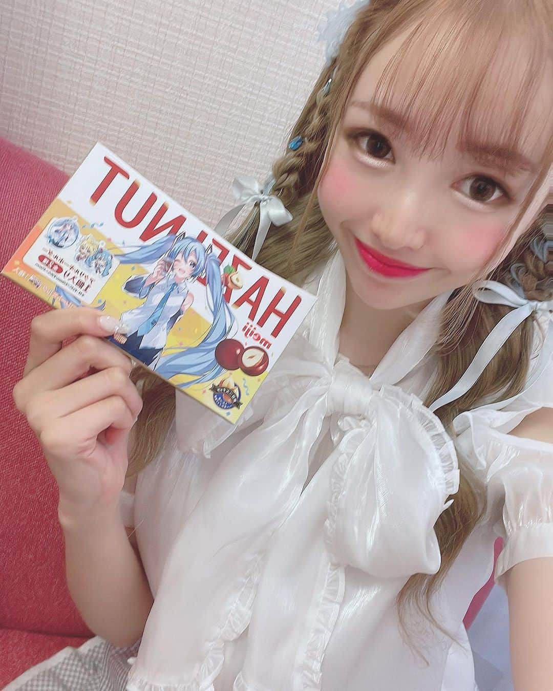 お茶の水うらんさんのインスタグラム写真 - (お茶の水うらんInstagram)「初音ミク可愛い꒰ᐢ⸝⸝• ̫ •⸝⸝ᐢ꒱✨🩷🩵 課金した甲斐があった✨  これもうなかなか売ってない ᘏ▸◂ᘏ ꒰ ɞ̴̶̷ ·̮ ɞ̴̶̷ ꒱ />🤍c\ ♡  ミクレンコンビが 1番🤍🤍  #マカダミア #ヘーゼルナッツ #チョコ #初音ミク #初音ミク好きと繋がりたい  #hatsunemiku  #miku #chocolate #ローソン #LAWSON #japanese #japaneseanime  #anime animation」9月15日 21時25分 - uran_alcoholic
