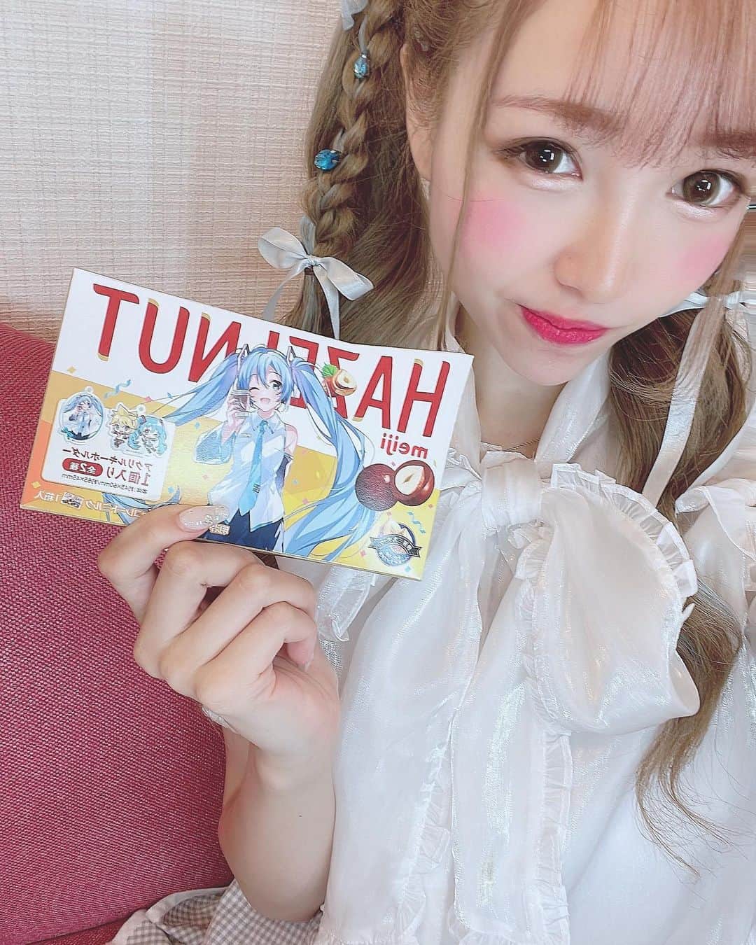お茶の水うらんさんのインスタグラム写真 - (お茶の水うらんInstagram)「初音ミク可愛い꒰ᐢ⸝⸝• ̫ •⸝⸝ᐢ꒱✨🩷🩵 課金した甲斐があった✨  これもうなかなか売ってない ᘏ▸◂ᘏ ꒰ ɞ̴̶̷ ·̮ ɞ̴̶̷ ꒱ />🤍c\ ♡  ミクレンコンビが 1番🤍🤍  #マカダミア #ヘーゼルナッツ #チョコ #初音ミク #初音ミク好きと繋がりたい  #hatsunemiku  #miku #chocolate #ローソン #LAWSON #japanese #japaneseanime  #anime animation」9月15日 21時25分 - uran_alcoholic