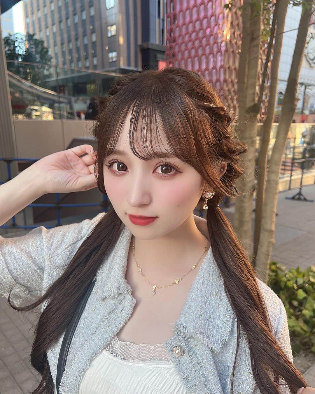 小川奈々子のインスタグラム：「⁡ ⁡ 最近ツインテールお気に入り🐰 ⁡  @__mayuarai さんにまつ毛あげてもらってるから最強なの👀♥」