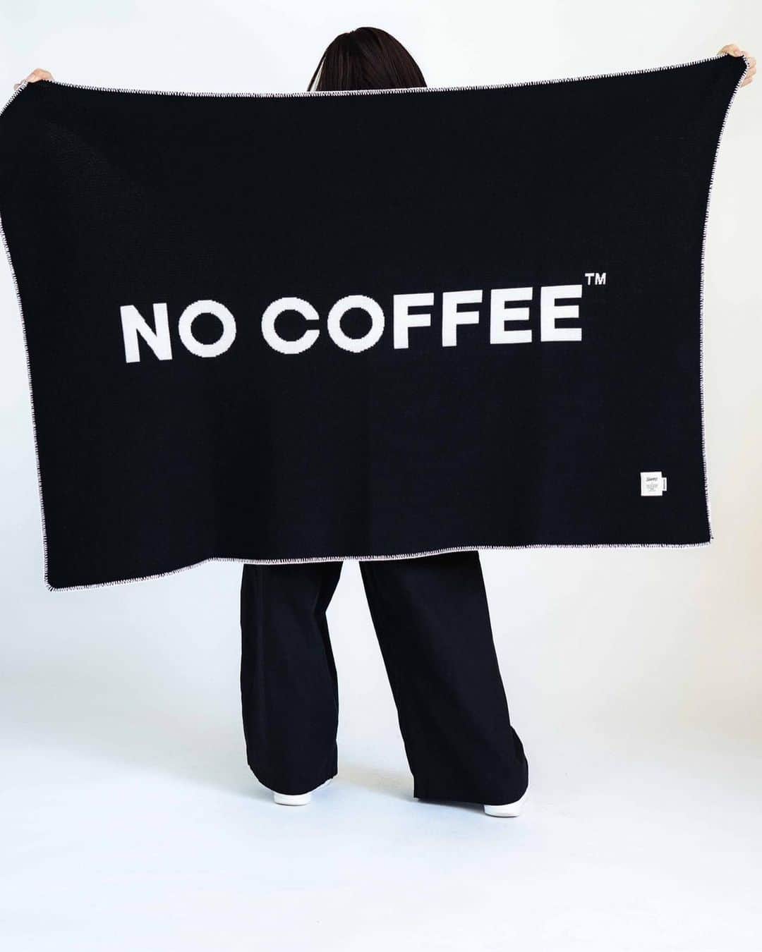 奈良未遥さんのインスタグラム写真 - (奈良未遥Instagram)「♔"Life with good coffee"♔  をコンセプトにし、コーヒーのライフスタイルを提案するショップ『NO COFFEE』と、『眠家 minka』によるコラボアイテムを ⇒9月16日(土)より発売します。  日本を代表するニット産地の新潟県五泉市にて生産した高品質なビッグシルエットカーディガンとハーフブランケットには、大胆に『NO COFFEE』ロゴを表現。  発売に合わせて、新潟を拠点として活動する女性アイドルグループNGT48の奈良 未遥をモデルとして起用していただきました☺︎ ありがとうございます。  暖かく優しい温もりに心も身体も解れて一瞬にして幸せなひと時を過ごせる。そんな着心地、触り心地で 高品質と機能性、デザインすべてが融合した最高なアイテムです。  クリエイティブ、マニュファクチャリング含め新潟にこだわった両ブランドのコラボレーションにご注目ください。  ★NO COFFEE × 眠家 COTTON KNIT HALF BLANKET COLOR：BLACK , GREY SIZE：90 × 130cm PRICE：¥14,300(tax in)  ---  ☺︎Model : @mihapiyo._.48 ☺︎Photography : @tarokoyama_gatafornia ☺︎Hair & make up : @kenyu0430 ☺︎Direction : @minka_web   ---  ☞NO COFFEE POP UP STORE☜ ⁡ 9.16(SAT)-9.24(SUN) at minka ⁡ NO COFFEE @nocoffee_ のPOP UP STOREを 新潟 眠家 minka @minka_web にて1年半振りに開催します。 ⁡ 定番のグッズや、コーヒー豆などを始め 新潟県燕市で1951年に創業した 調理器具メーカーの仔犬印との コラボアイテムも販売します。  眠家コラボアイテムは日本を代表する ニット産地の新潟県五泉市にて生産した コットンニットカーディガンなどを 9月16日(土)より発売します。 ⁡ 👀イベント初日の16日は、  NO COFFEEオーナーの佐藤 慎介氏が在店します。 ⁡ ✏︎開催日 2023年9月16日（土）〜24日（日） ⁡ ・開催場所 眠家 minka 新潟県新潟市中央区女池南3-5-1 SHS内 TEL 025-250-5113 営業時間 10:30〜19:00 水曜定休 ⁡ ⁡ #nocoffee #nocoffeefukjapan #新潟 #minka #眠家 #popupstore #BLANKET #仔犬印 # NGT48 #奈良未遥 #ならみはる  素敵な機会をいただきました。 ありがとうございます オールシーズン室内でも、野外でも活躍するアイテム。皆さんの日常生活の一部として共に過ごして素敵な日々をおすごしください☺︎」9月15日 21時18分 - mihapiyo._.48