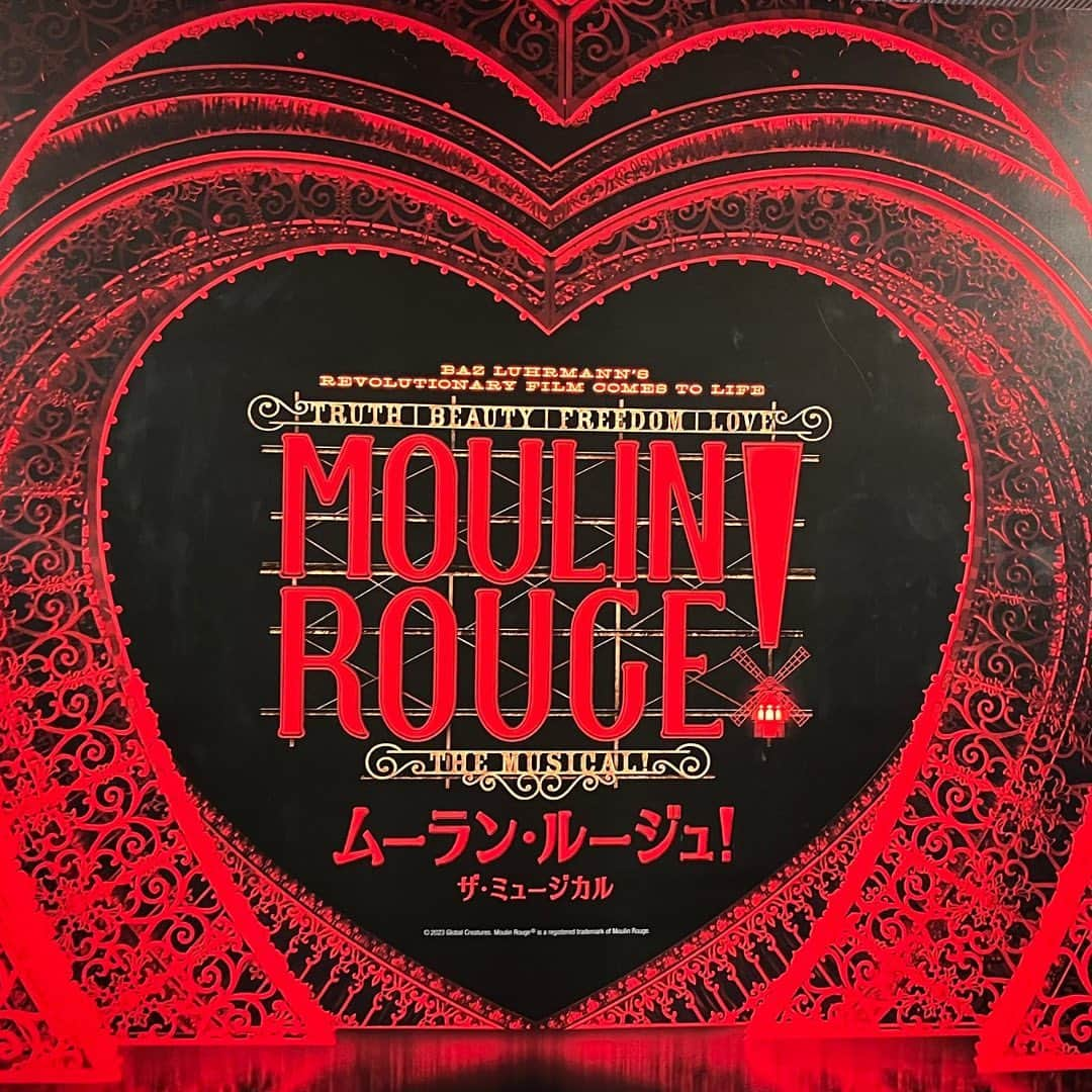 山田友美さんのインスタグラム写真 - (山田友美Instagram)「♡YouTubeアップしました♡ 8月に観劇したMoulin Rouge〜✨✨  宙組好きを公言していますが、私だいもんさん（望海風斗さん）のお芝居が大好きで、雪組さんも時間を見つけて観劇していたのです❣️  だいもんさんに会いたくて行ったのですが… やはり最高。作品自体も、他の役者さんダンサーさんも素晴らしくて後半は涙なしに見られなかったよ〜🥹✨  ヅカ時代の好きな作品もちょびっと話したので、良ければ見てくださいね💋  リンクはストーリー、 もしくはプロフィール欄の事務所ホームページから✔️💗  #moulinrouge#ムーランルージュ#ミュージカル#舞台#帝国劇場#宝塚#宝塚ファン#望海風斗  さん#フリーアナウンサー#山田友美#youtube」9月15日 21時19分 - __tomomiracle