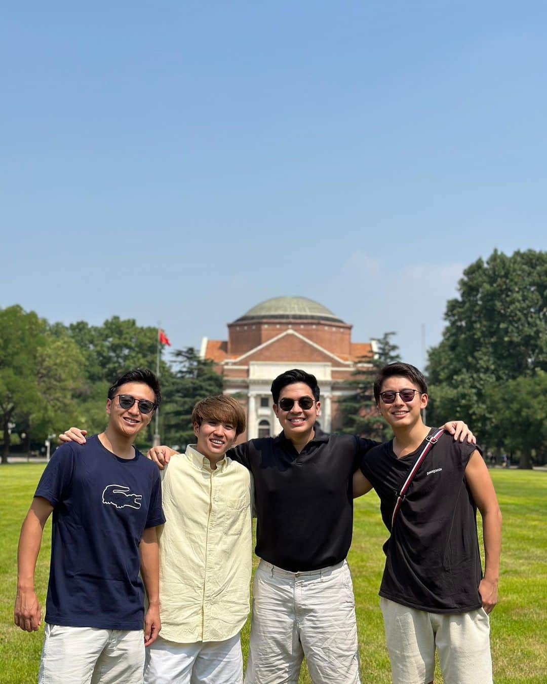 大塚稜馬のインスタグラム：「Waktu trip ke China, WasedaBoys pergi dan keliling ke universitas nomor 1 di China yaitu Tsinghua University!!  Banyak banget yang bikin kaget, tapi yang paling wadidaw tuh KANTINNYA ADA GEDUNG SENDIRI, DAN 5 LANTAI!? Udah kayak mall 😂😭 Itu baru 1 dari beberapa kantin yang ada di sana. Wkwkwk gokil!!  Makasih banyak temen2 di Tsinghua University yang udah nemenin dan ngeguide🙏🏻 Jangan lupa nonton videonyaa yaa di Youtube!! MANTAPPU JIWAA 🔥」