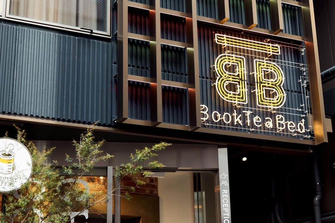 半田悠人のインスタグラム：「BookTeaBed SHIBUYA (2023)  We designed a capsule hotel  opened in Shibuya in early summer this year. We are happy to hear that the hotel is full every day. Please come visit BookTeaBed SHIBUYA @book_tea_bed  when you come to Tokyo!  #bookteabed #shibuya @novacancy_shimadaneon  @chimney_coffee  @japanesehandsome  @book_tea_bed  @atsushi_558  @delicious.company」