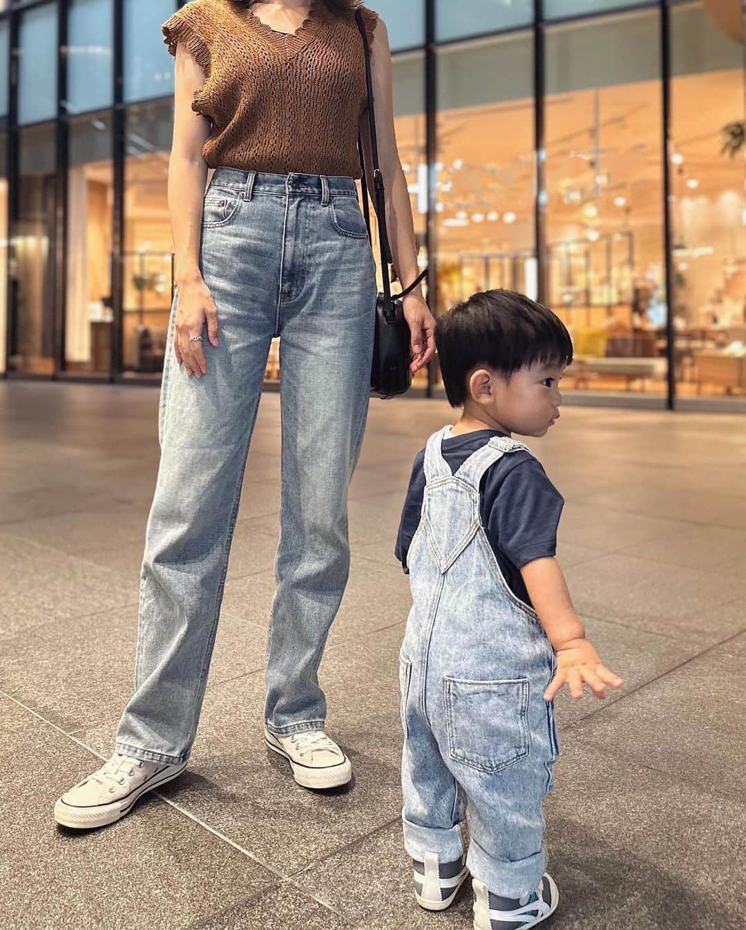 畑有里紗さんのインスタグラム写真 - (畑有里紗Instagram)「息子とデニムリンクコーデ👖♡  このデニムシルエットも綺麗やけど デニム特有の硬い感じが全くなくて立ったりしゃがんだりもしやすいしお気に入り✌️ @tothesea_hawaii   嬉しそうにテクテク歩く息子に癒されるわ☺️ まったく手とか繋いでくれそうにないと思っていた息子が手繋いでくれて母とても嬉しい♡←  息子のオーバーオールは @zarakids だよ👶🏻 肩の調節できるタイプ選ぶことが多いな👍  #親子コーデ#デニムコーデ#ママと息子#むすこふく#男の子ママ#男の子ベビー#ママコーデ#息子コーデ#デニム好き#tothesea」9月15日 21時27分 - arii_m36