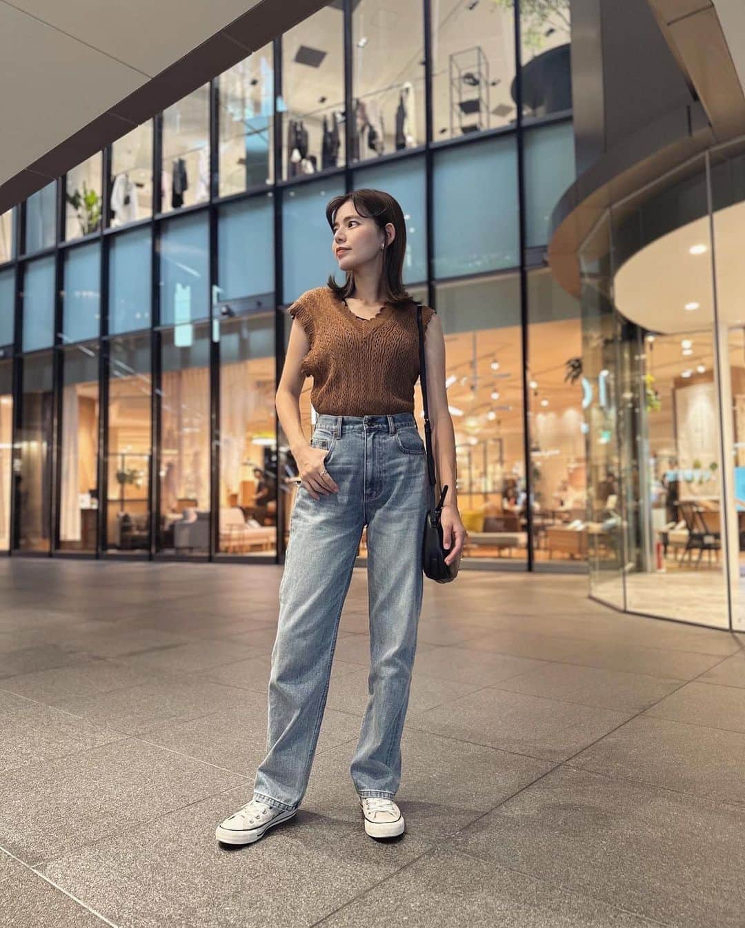 畑有里紗さんのインスタグラム写真 - (畑有里紗Instagram)「息子とデニムリンクコーデ👖♡  このデニムシルエットも綺麗やけど デニム特有の硬い感じが全くなくて立ったりしゃがんだりもしやすいしお気に入り✌️ @tothesea_hawaii   嬉しそうにテクテク歩く息子に癒されるわ☺️ まったく手とか繋いでくれそうにないと思っていた息子が手繋いでくれて母とても嬉しい♡←  息子のオーバーオールは @zarakids だよ👶🏻 肩の調節できるタイプ選ぶことが多いな👍  #親子コーデ#デニムコーデ#ママと息子#むすこふく#男の子ママ#男の子ベビー#ママコーデ#息子コーデ#デニム好き#tothesea」9月15日 21時27分 - arii_m36