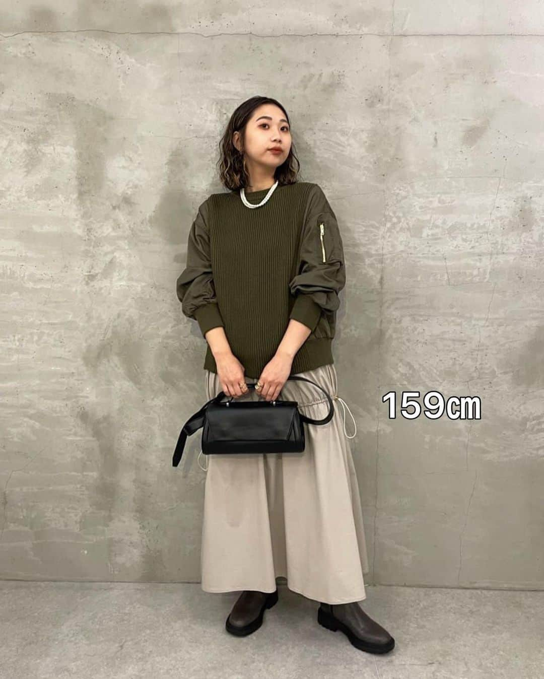 GALLARDAGALANTE OUTLETさんのインスタグラム写真 - (GALLARDAGALANTE OUTLETInstagram)「new arrival  ニット×MA‐１の異素材デザインが、 新鮮見えするニットが登場✨  トレンドのミリタリーテイストで、 取り入れるだけで旬なスタイリングに！  MA-1部分には、艶のある布帛を使用。 柔らかく着心地も◎  目の詰まったニットが、 カジュアル過ぎずキレイな印象をプラス。  女性らしいスカートと合わせた、 甘辛ミックススタイリングがおすすめです。  ＿＿＿＿＿＿＿＿＿＿＿＿  🏷 MA-1ニット  price: ¥8,250（税込） color:khaki/charcoal gray  #gallardagalante_outlet  #allegorygallardagalante  #jenaespacemerveilleux   公式オンラインショップは 【Jena パルクローゼット】【Jena 楽天】で検索🔍  ⁡＿＿＿＿＿＿＿＿＿＿＿＿  #ガリャルダガランテアウトレット #ジェナエスパスメルヴェイユ #ジェナコーデ #大人コーデ #カジュアル  #カジュアルコーデ  #大人カジュアル #大人カジュアルコーデ  #パンツ  #パンツコーデ  #楽ちんコーデ  #ニットコーデ #秋コーデ #秋服コーデ #秋服 #ニット　#スカート #スカートコーデ」9月15日 21時28分 - gallardagalante_outlet