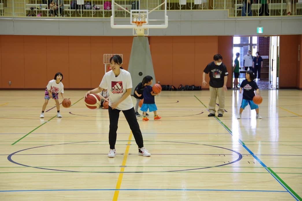 三好南穂のインスタグラム：「砂川クリニック🏀  先日、シャンソンのときにお世話になったトレーナーさんの河嶋さんのところへ行ってきた！ @01.11_kawa  本当に砂川のみなさまの温かさに感謝感謝です😭💕 河嶋さんが初めてケアで触ったのが私らしく、そのときのひと言が「あー気持ちよかった☺️」だったみたい💡今でも覚えてくれてる。 今回河嶋さんに、選手を引退してから初めてのケアしてもらった！ 相変わらず最高でした❤️  ありがとうございました！！」