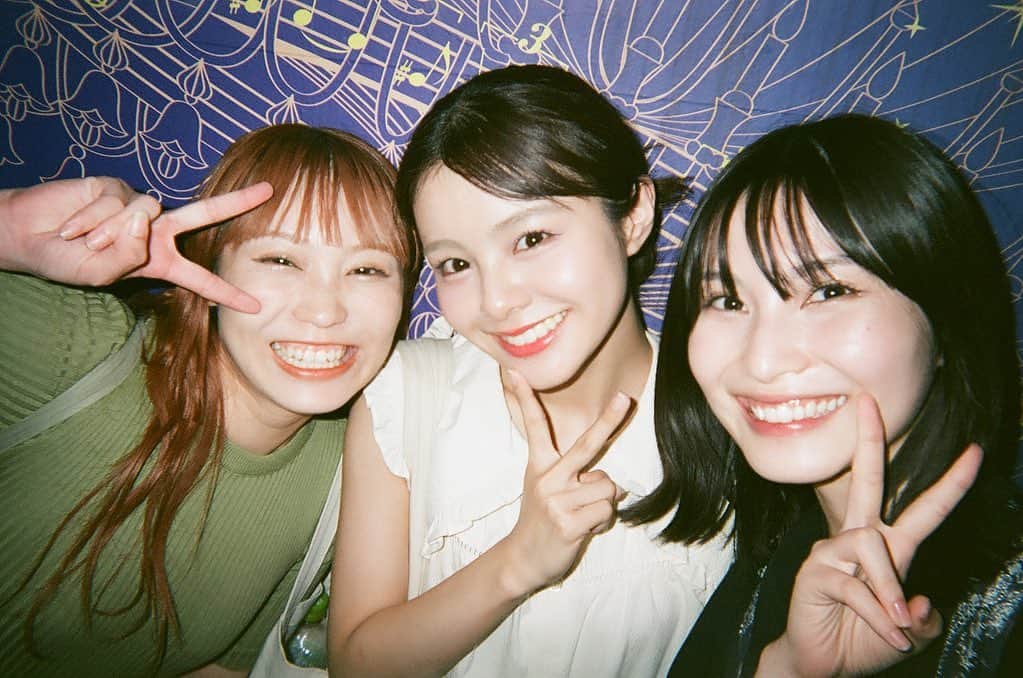 福岡聖菜のインスタグラム：「🐶🐱🦊…♡  楽しそうな写真撮れてた☺️  #フィルムカメラ #写ルンです  #ポメとミケとキツネ」